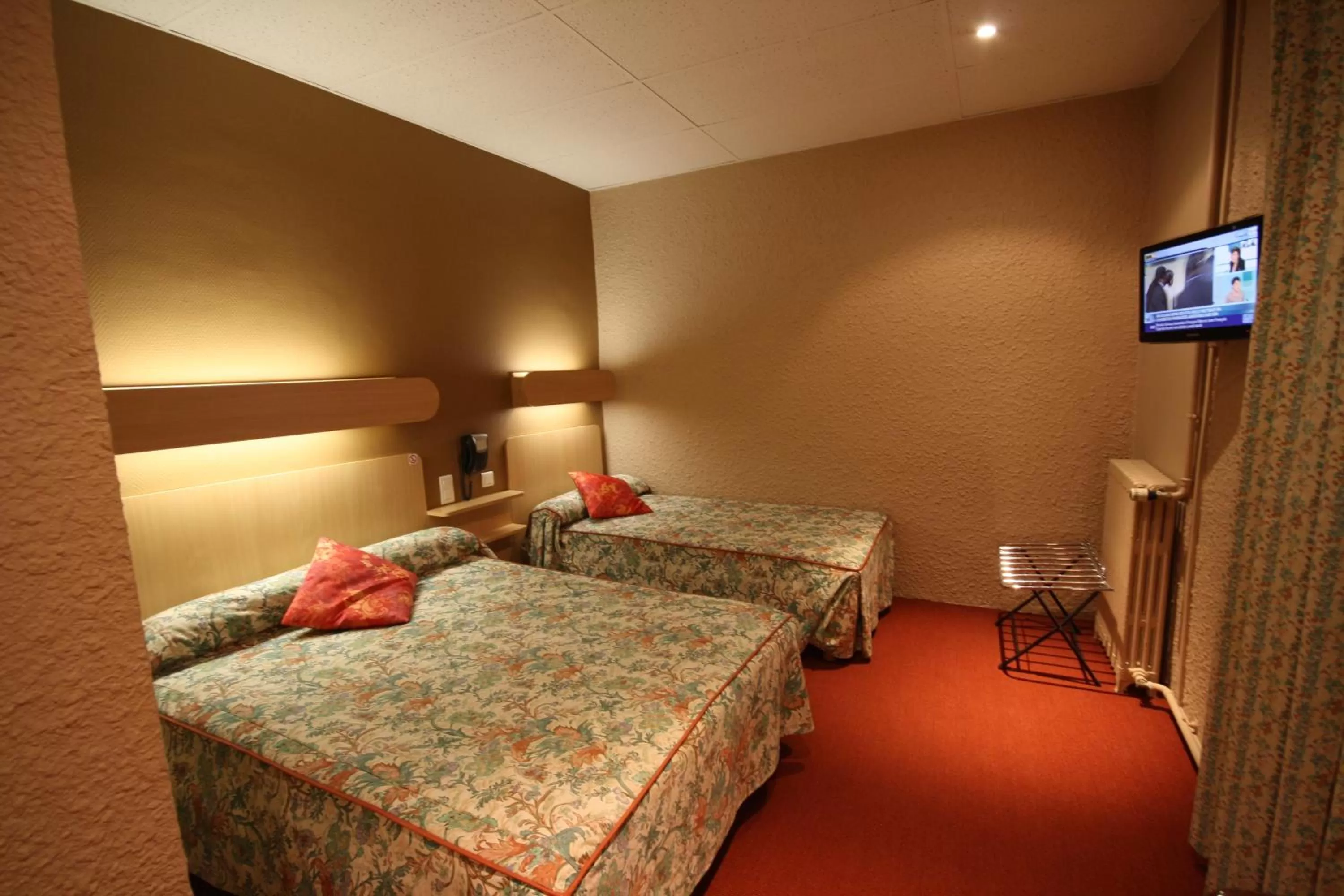 Photo of the whole room, Bed in Logis Hotel L'ange Couronne