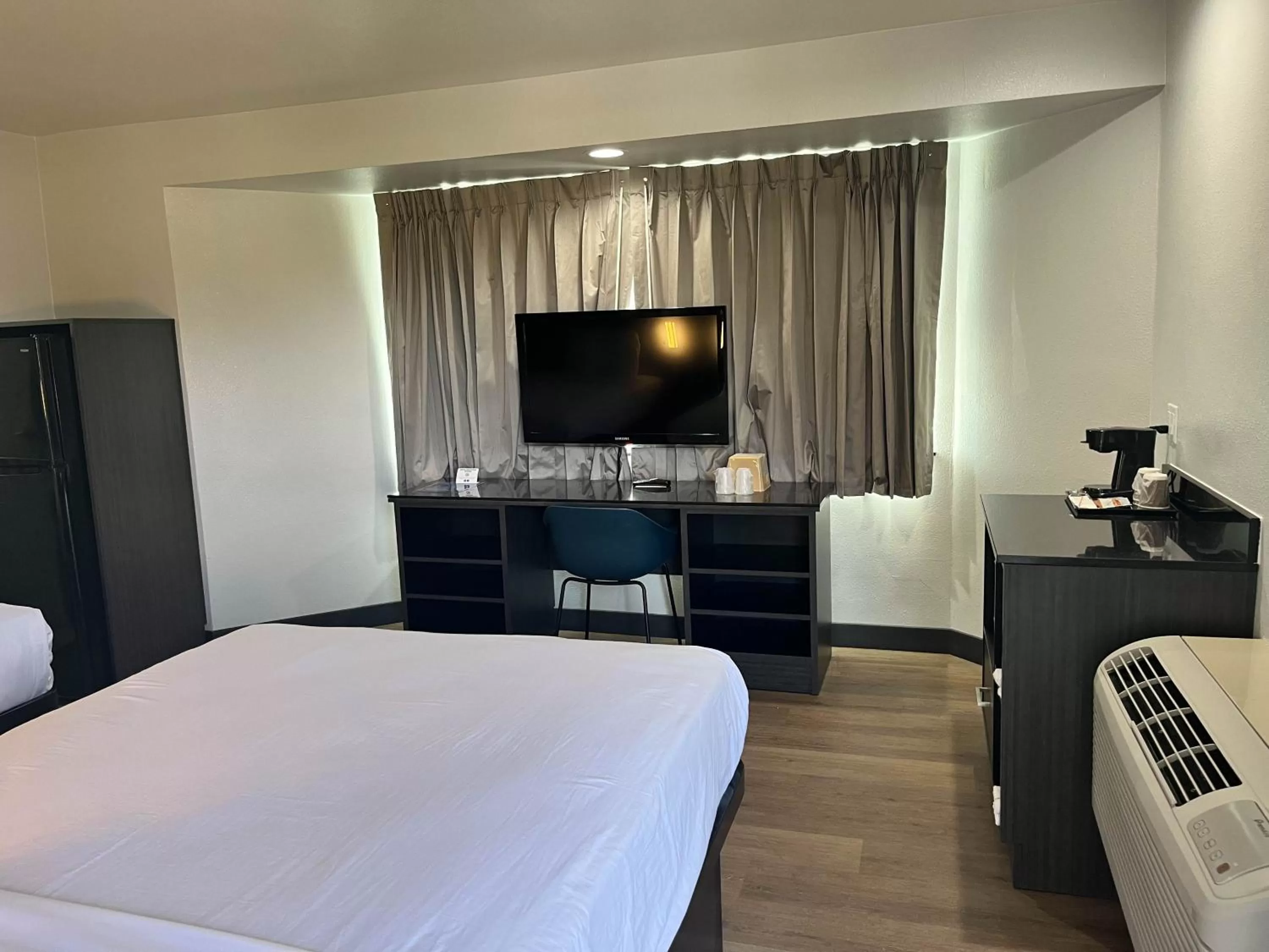 Bedroom, TV/Entertainment Center in Studio 6 Suites Escondido CA