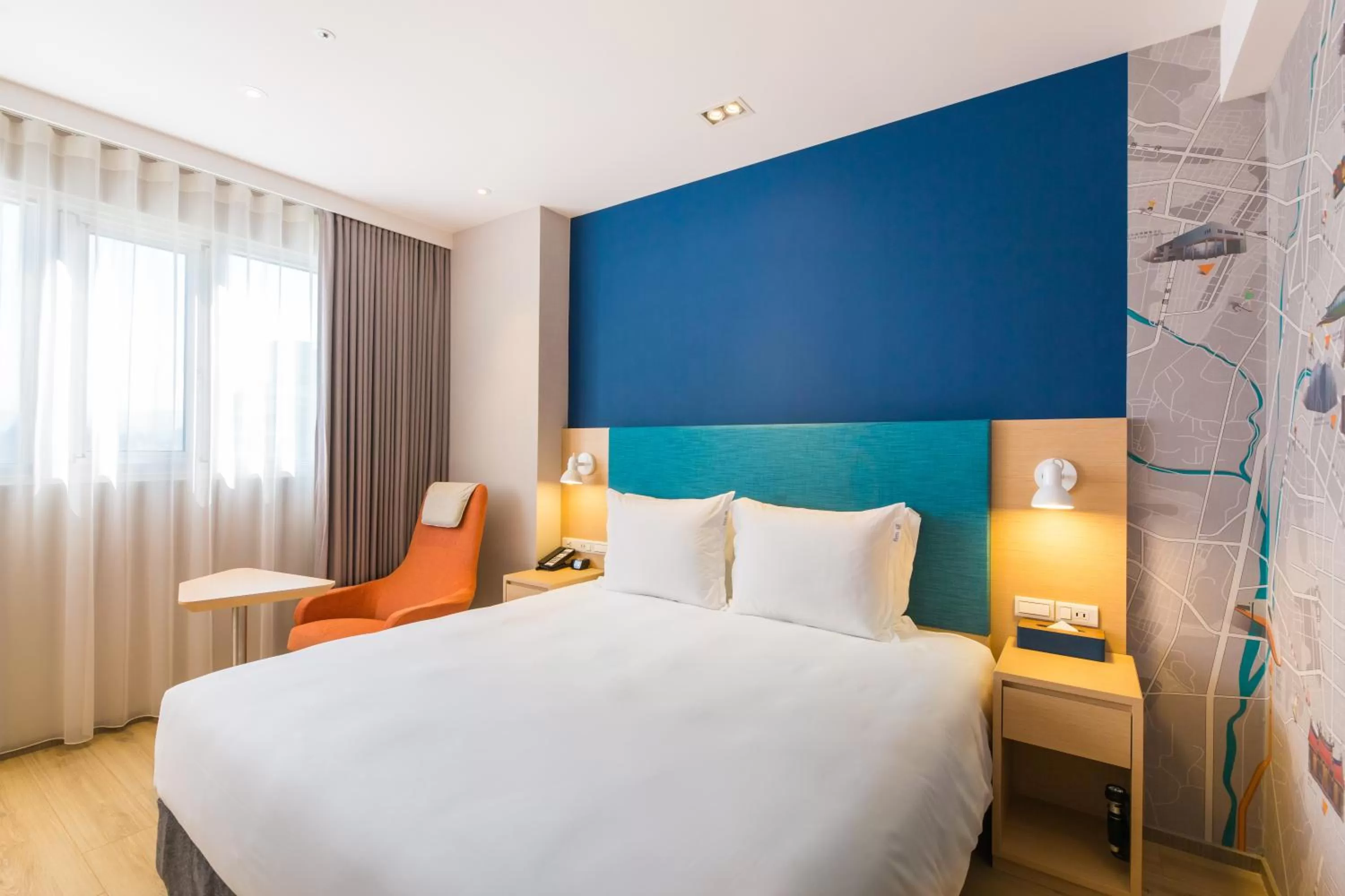 Bed in Holiday Inn Express Taichung Fengchia by IHG