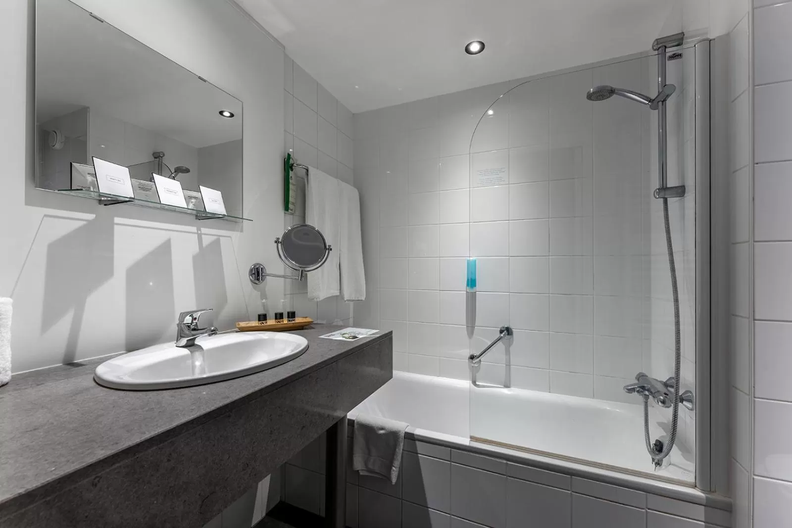 Shower in Velotel Brugge