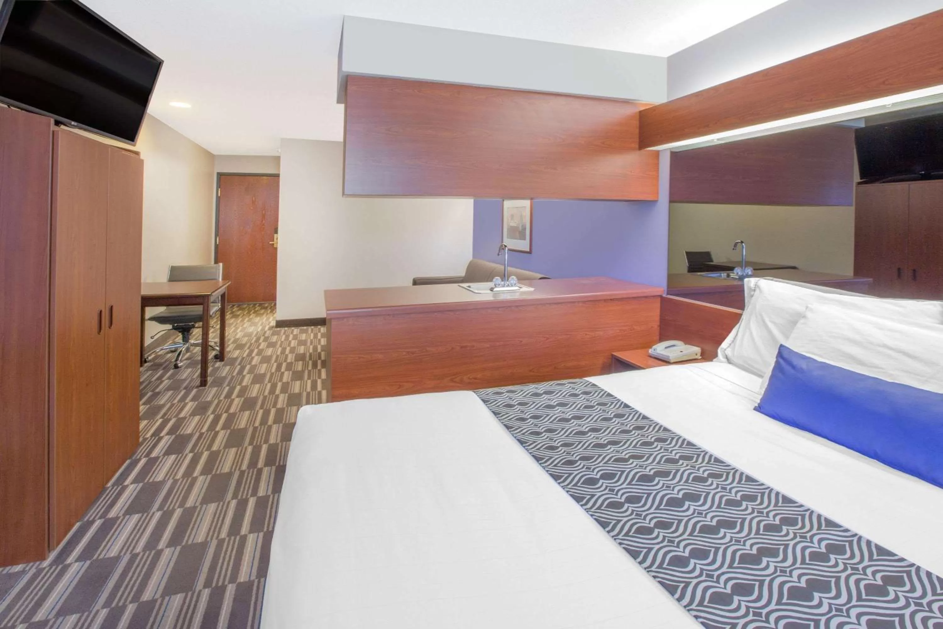 Photo of the whole room, Bed in Microtel Inn and Suites Manistee