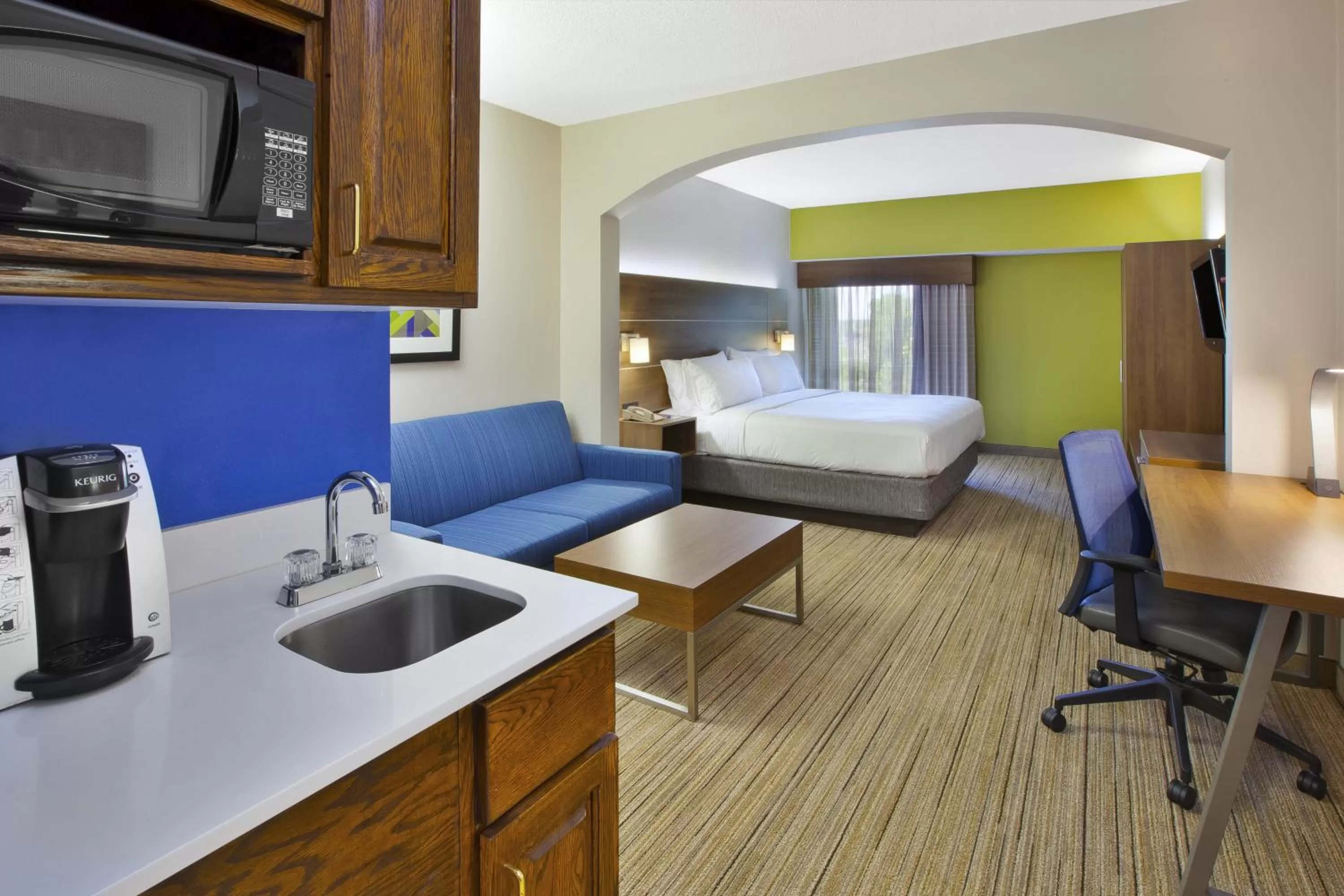 King Suite - Non-Smoking in Holiday Inn Express Hotel & Suites Cincinnati Northeast-Milford, an IHG Hotel