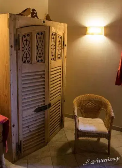 King Room with Roll-In Shower - single occupancy - Disability Access in L'Atterrissage King Room with Roll-In Shower - single occupancy - Disability Access in L'Atterrissage