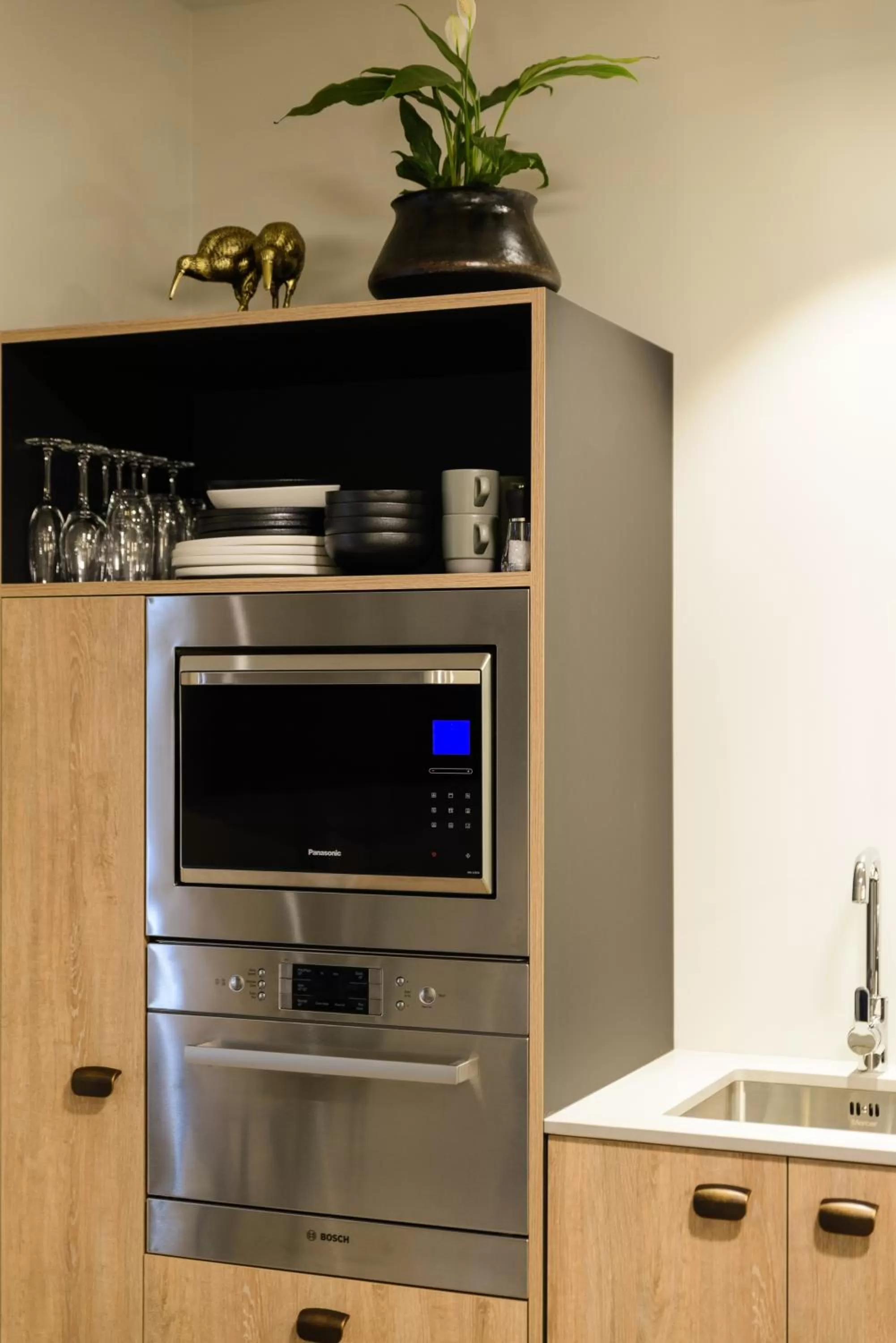 Kitchen or kitchenette, TV/Entertainment Center in 14th Lane Urban Hotel