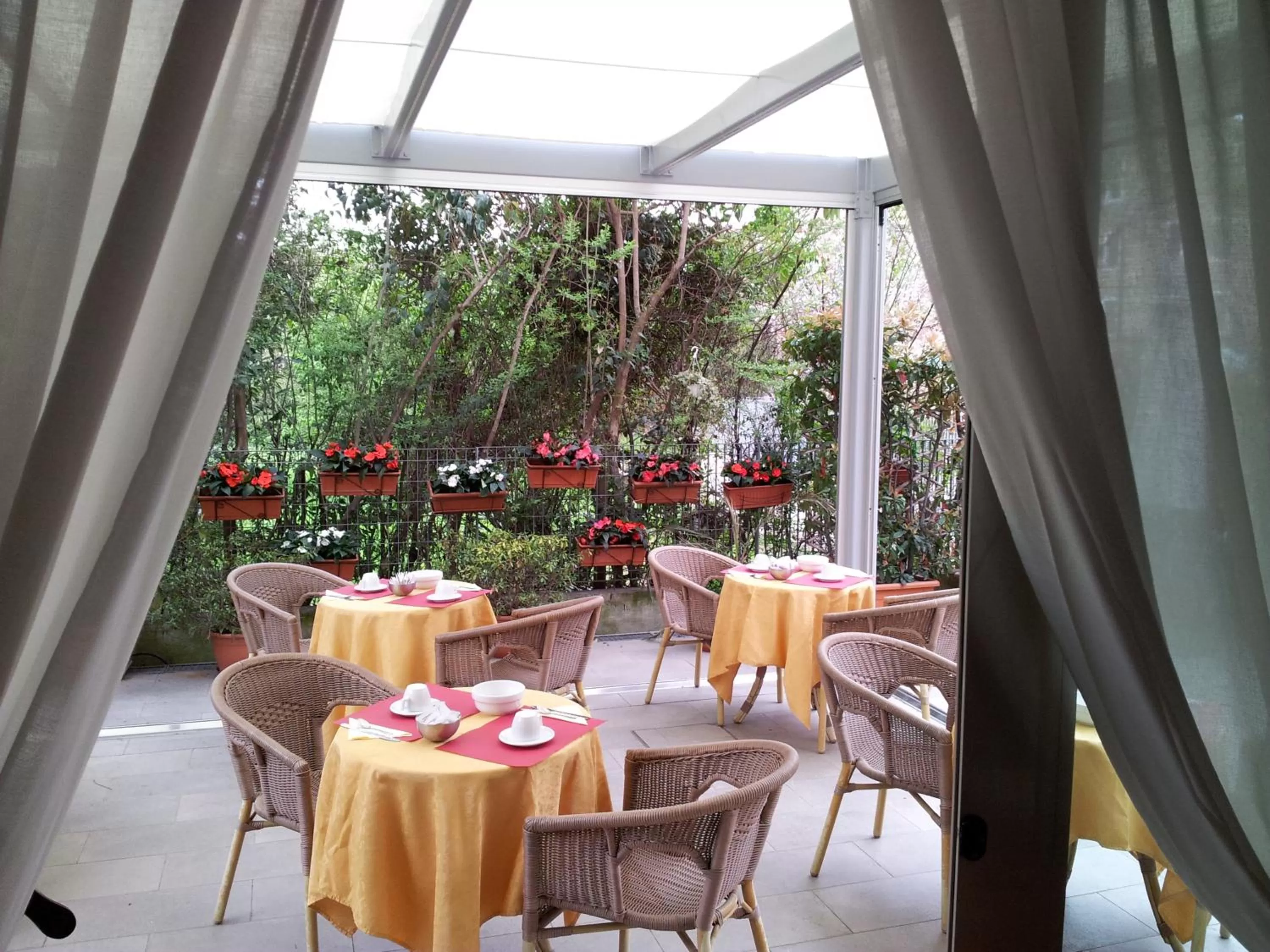 Restaurant/places to eat in Hotel Regit