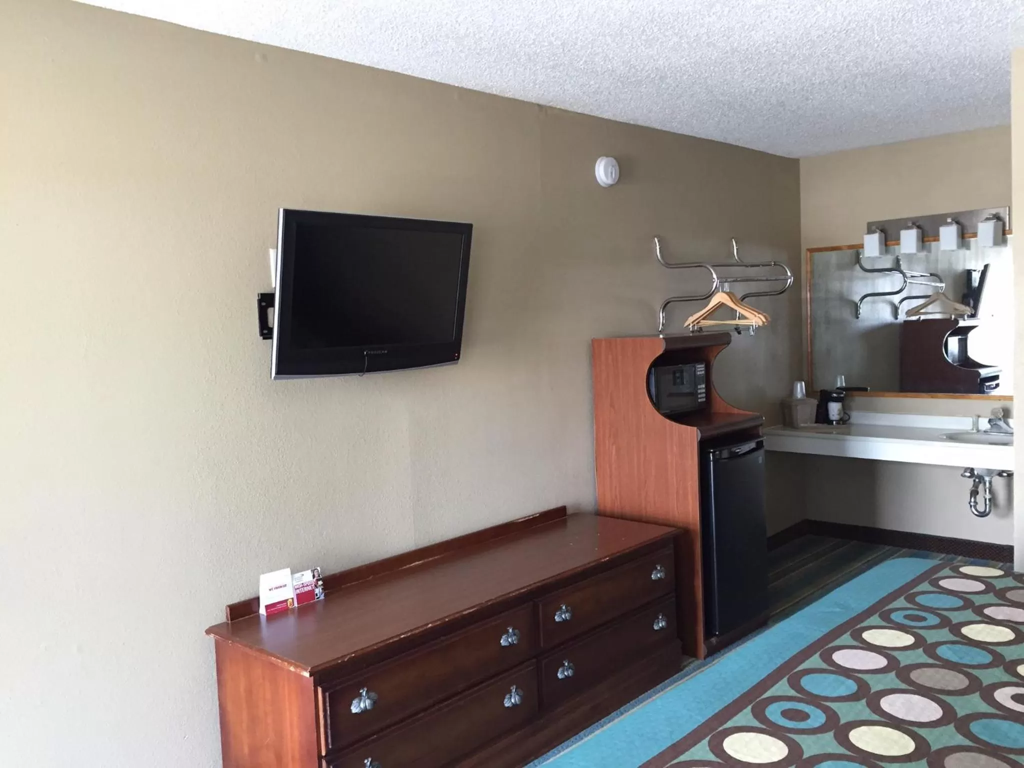 Decorative detail in Super 8 by Wyndham Greencastle