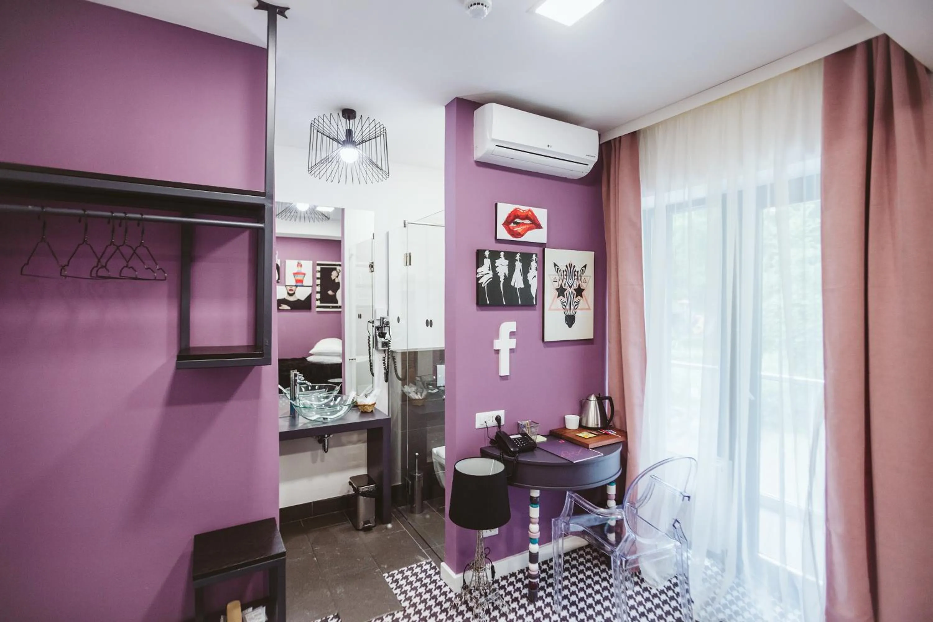 Photo of the whole room in Lol et Lola Hotel