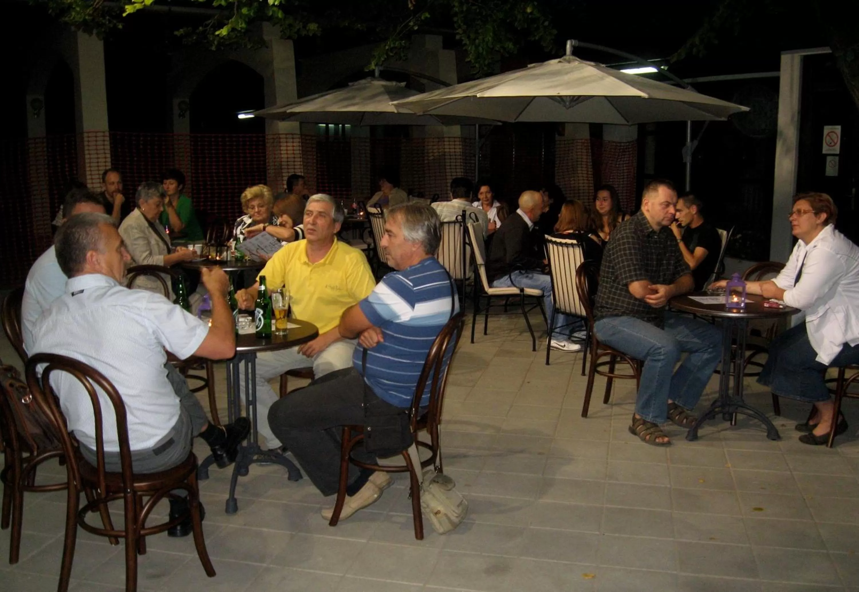 People, Restaurant/Places to Eat in Art Garni Hotel