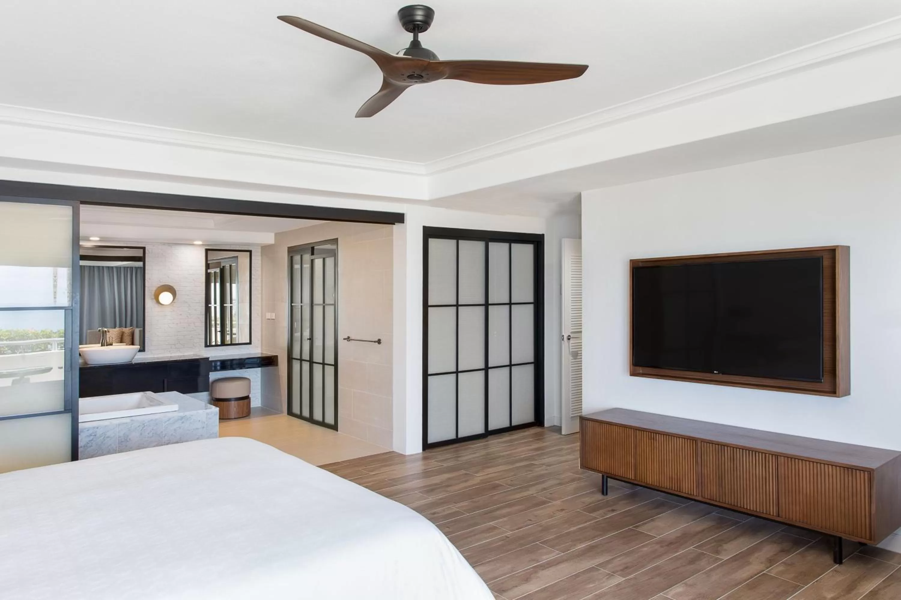 Bedroom, Bed in Sheraton Fiji Golf & Beach Resort