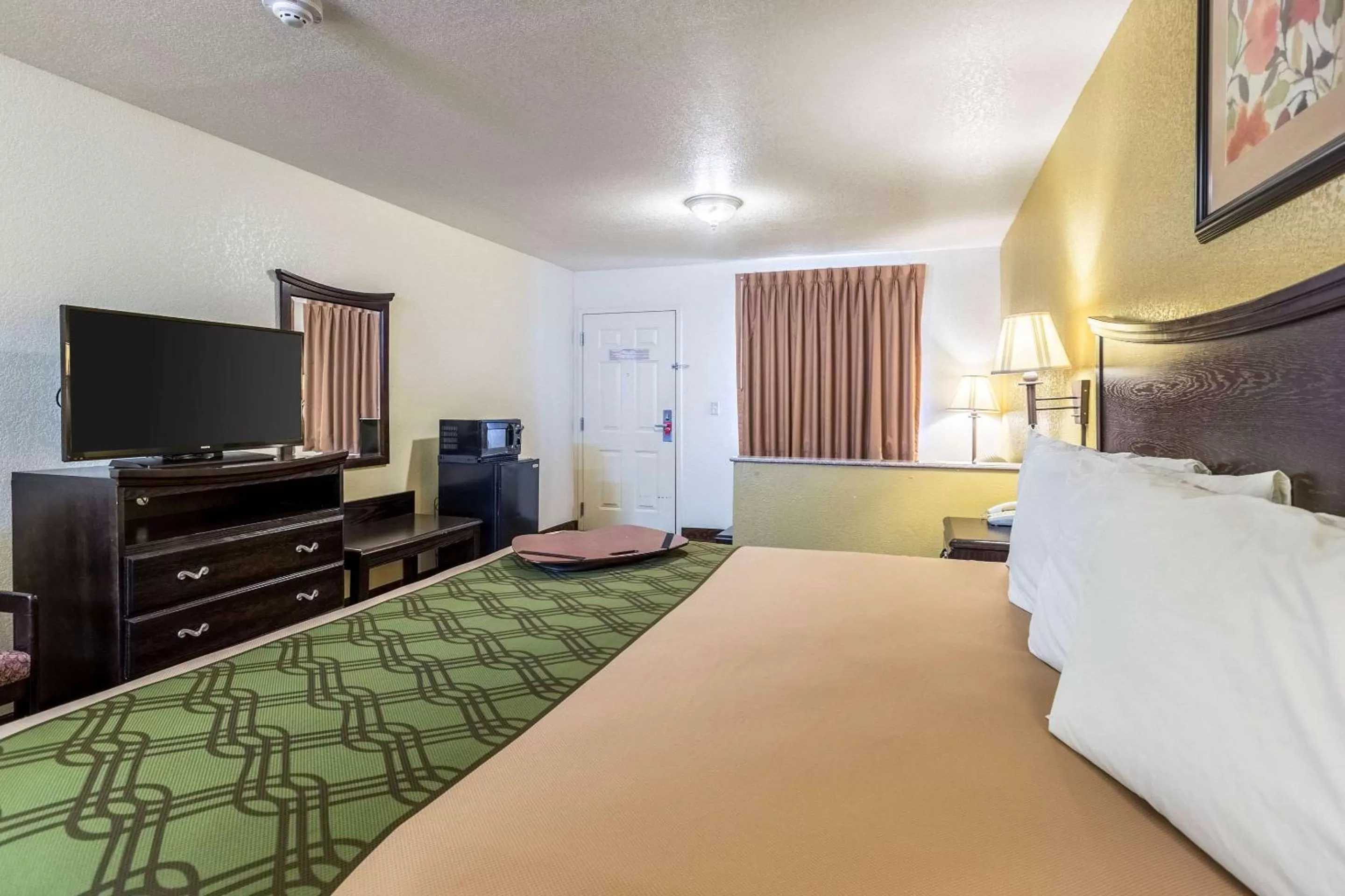 Photo of the whole room, Bed in Econo Lodge Inn & Suites Searcy