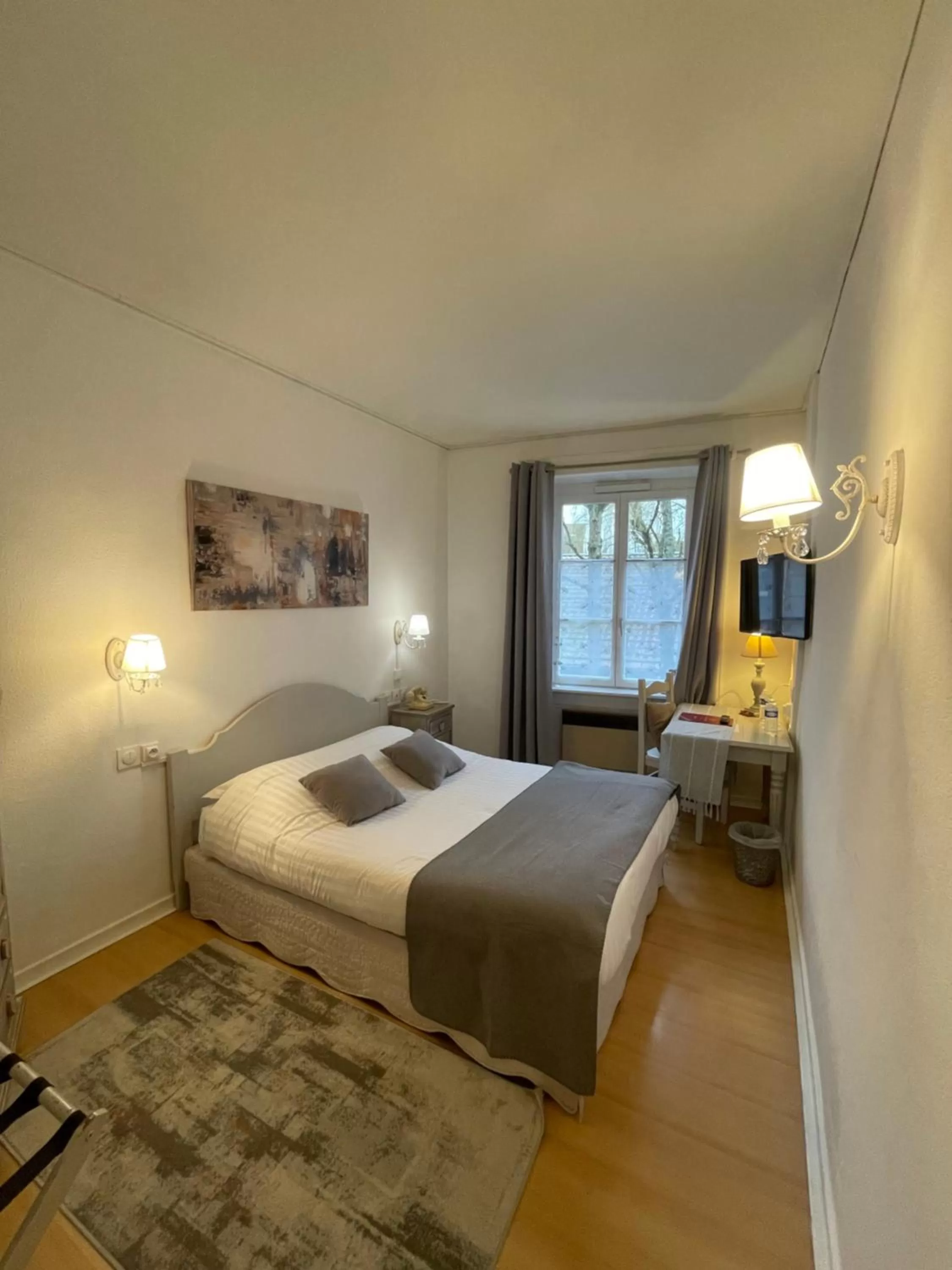 Bedroom, Bed in The Originals Boutique, Hôtel de la Balance, Montbéliard
