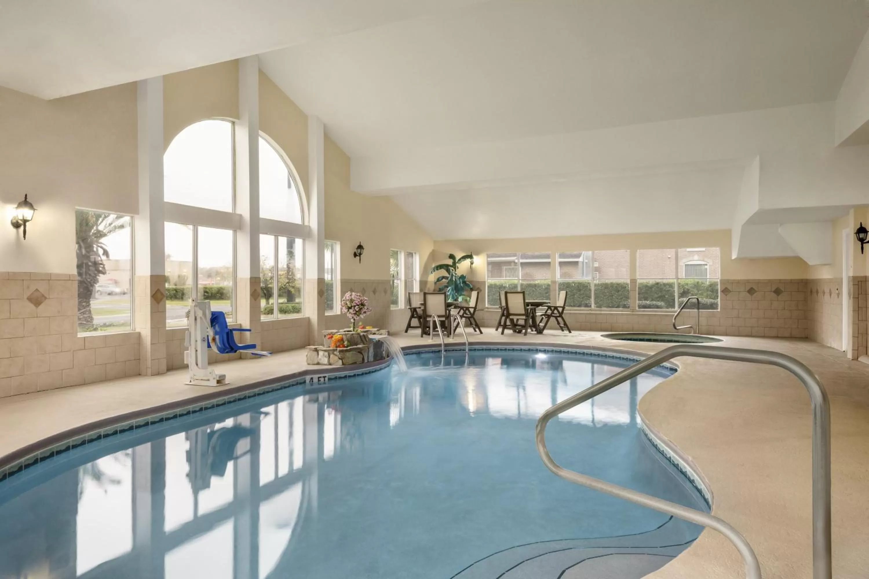 Swimming pool in Country Inn & Suites by Radisson, Kingsland, GA