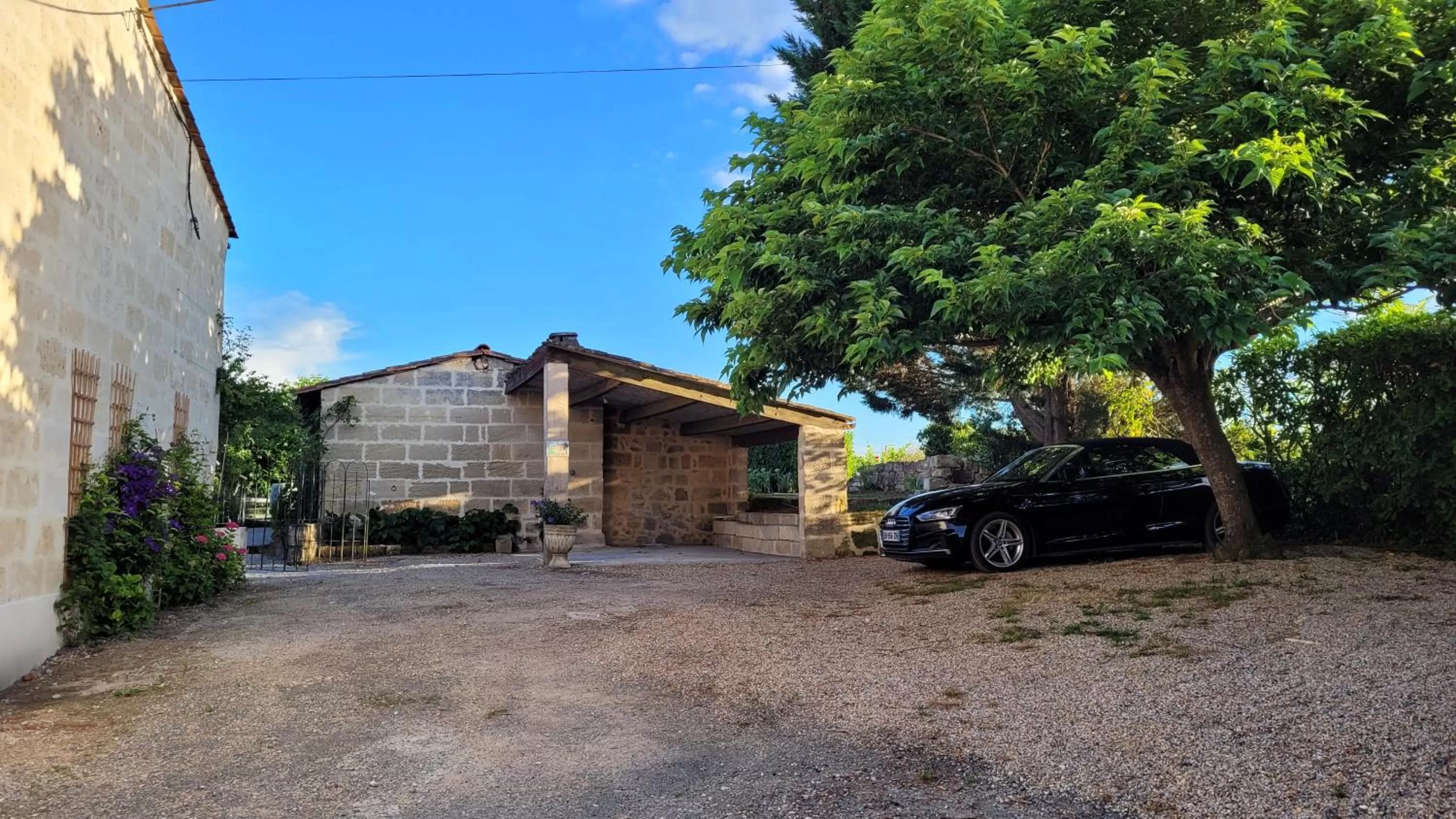 Parking, Property Building in Au Do'Mayne des Bouilles - Spa & Piscine