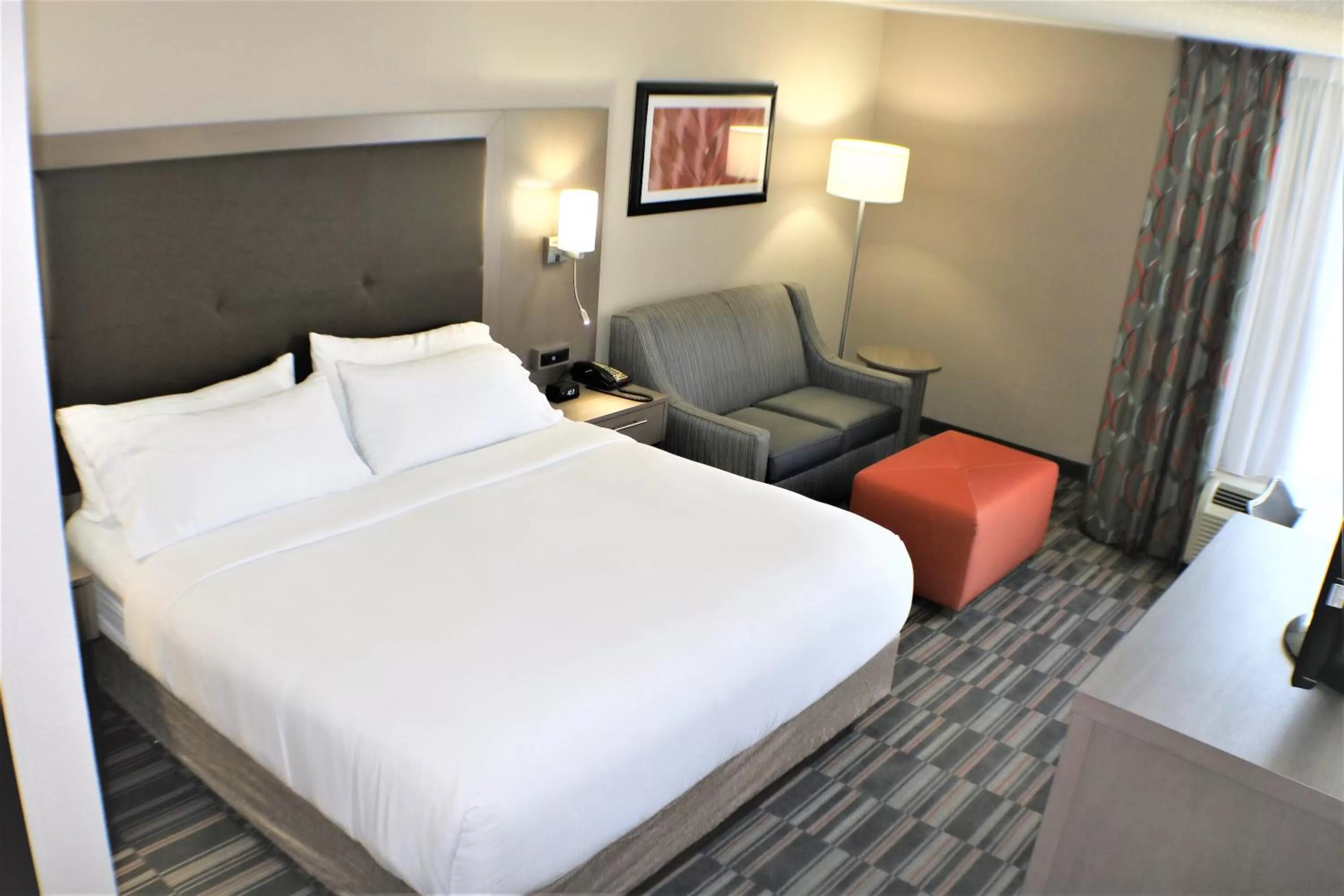 Photo of the whole room, Bed in Holiday Inn Express Woodstock-Shenandoah Valley by IHG
