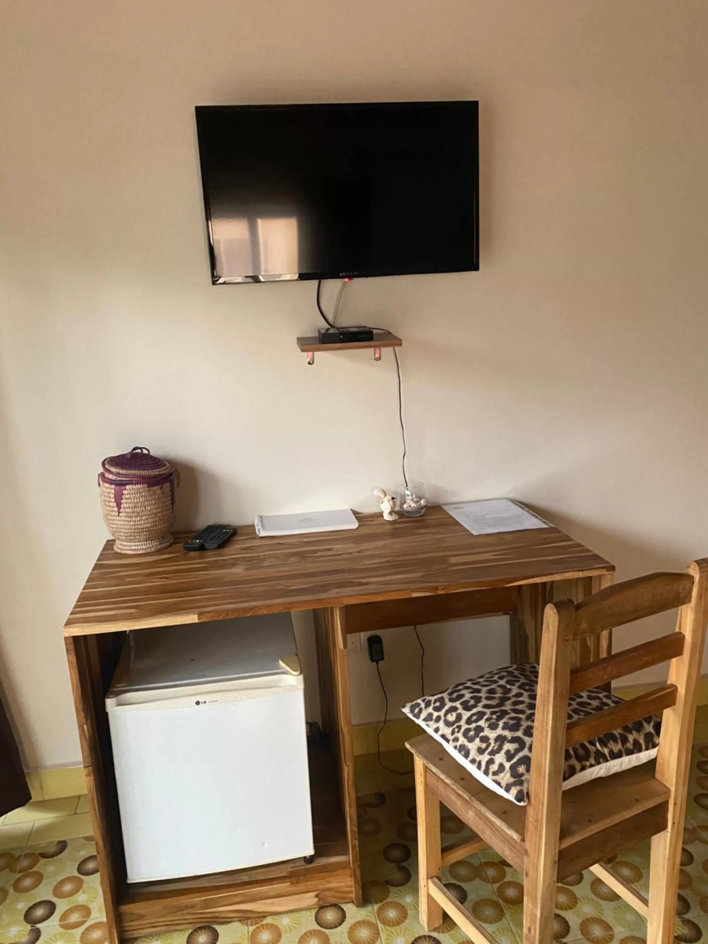 TV/Entertainment Center in L'Oasis Guesthouse