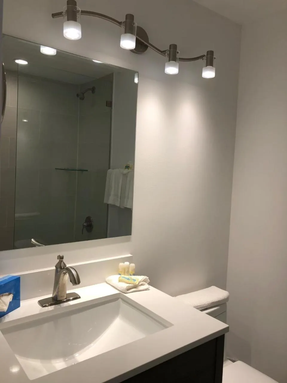 Bathroom in Spinnaker Inn of Naples