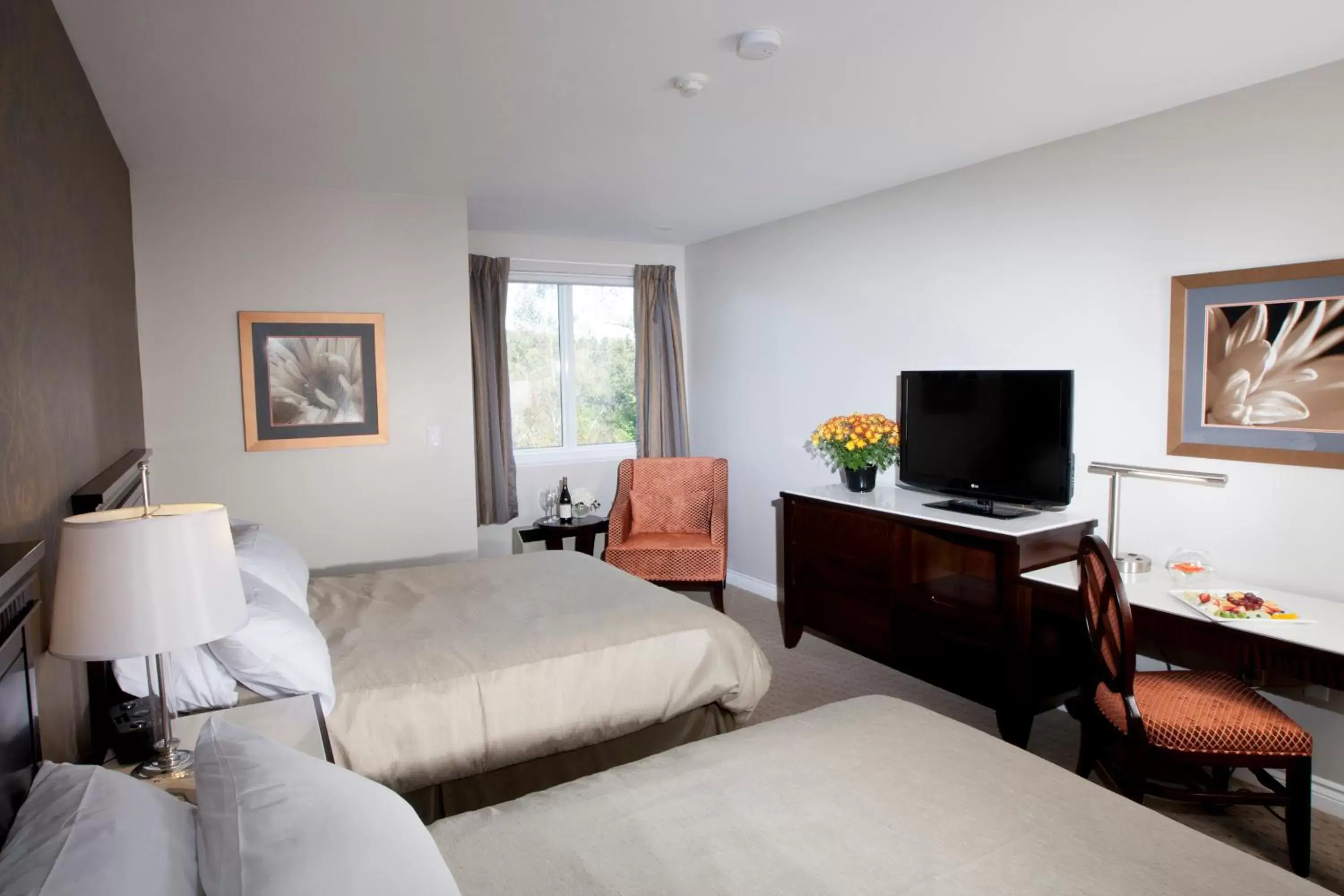 Queen Room with Two Queen Beds in Elm Hurst Inn & Spa Queen Room with Two Queen Beds in Elm Hurst Inn & Spa