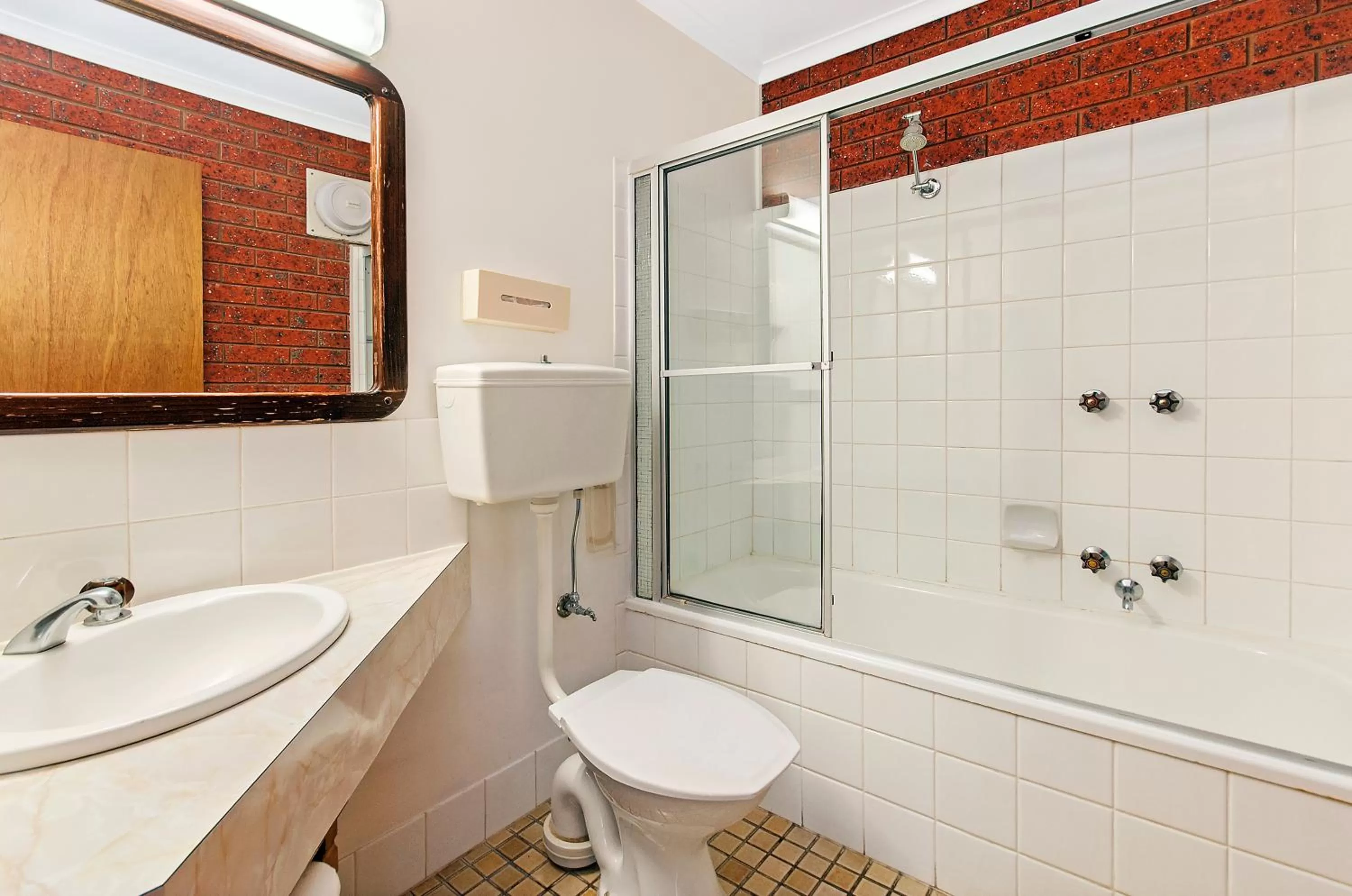 Bathroom in Whalers Rest Motor Inn