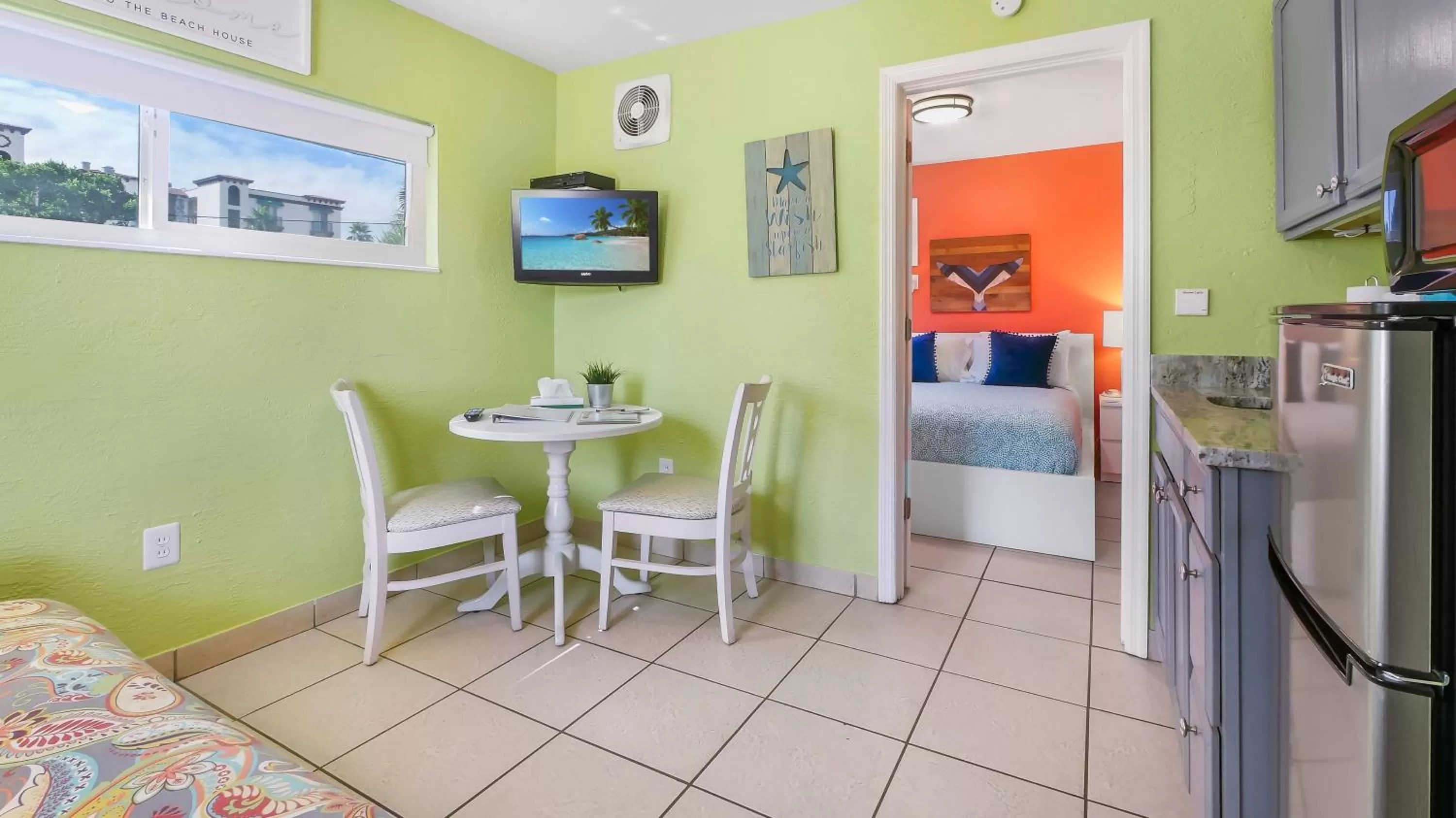 Living room, Restaurant/Places to Eat in The Beach House - Treasure Island