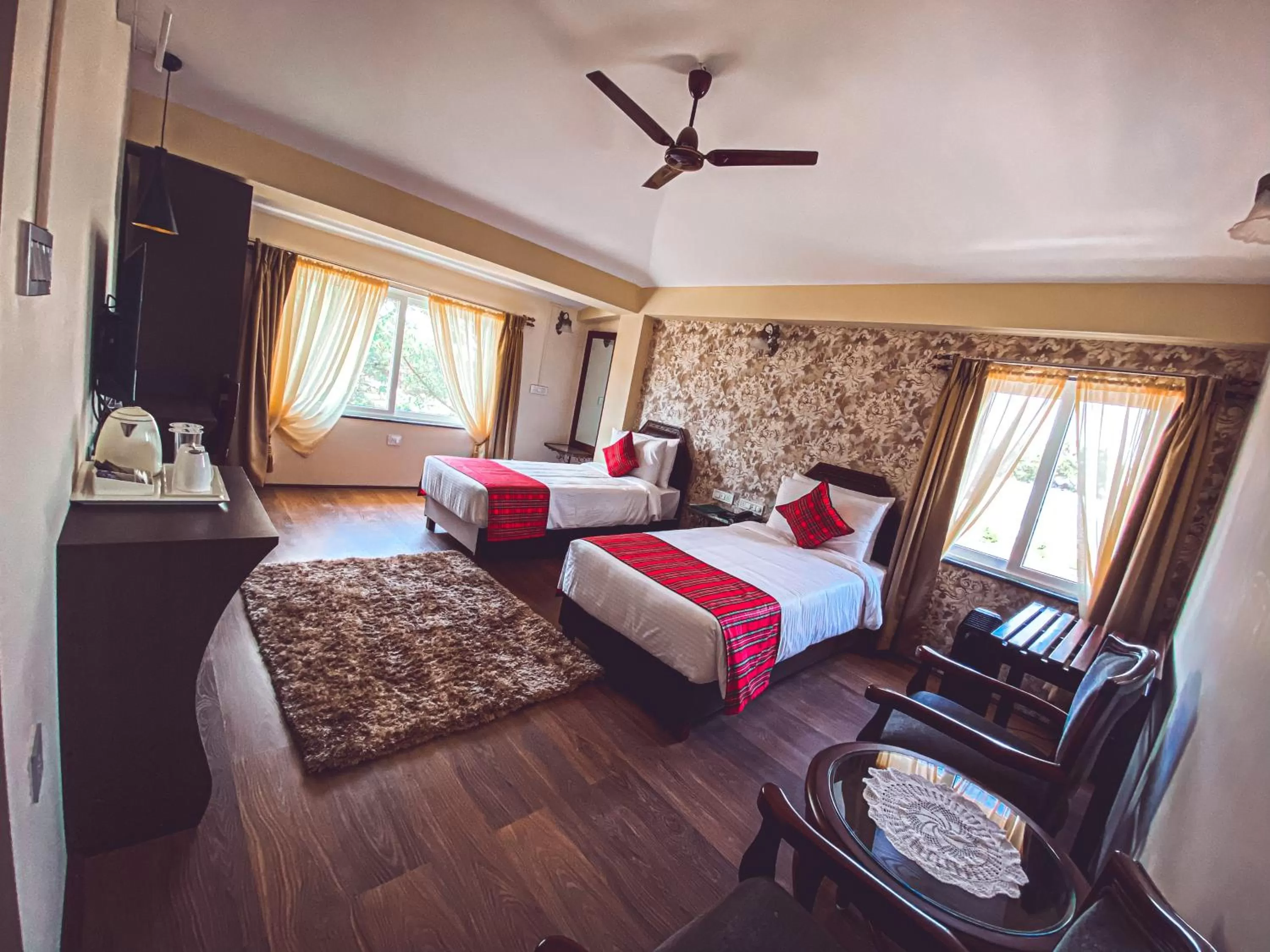 Photo of the whole room in Windermere Inn