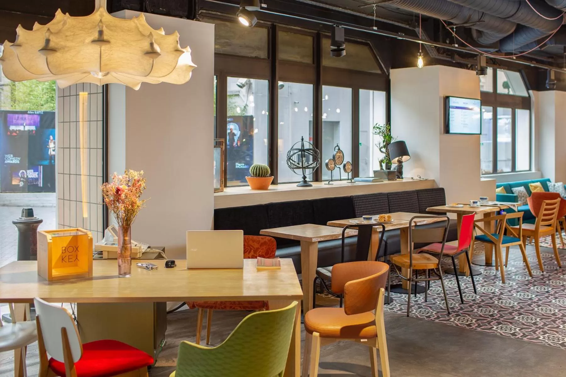 Communal lounge/ TV room in Hôtel Mercure Paris Centre Gare Montparnasse