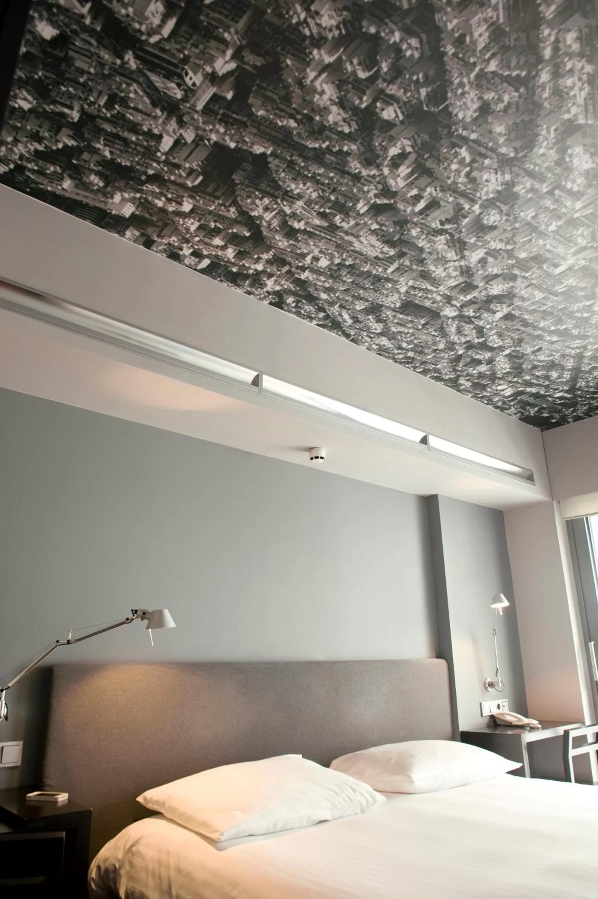 Photo of the whole room, Bed in Periscope