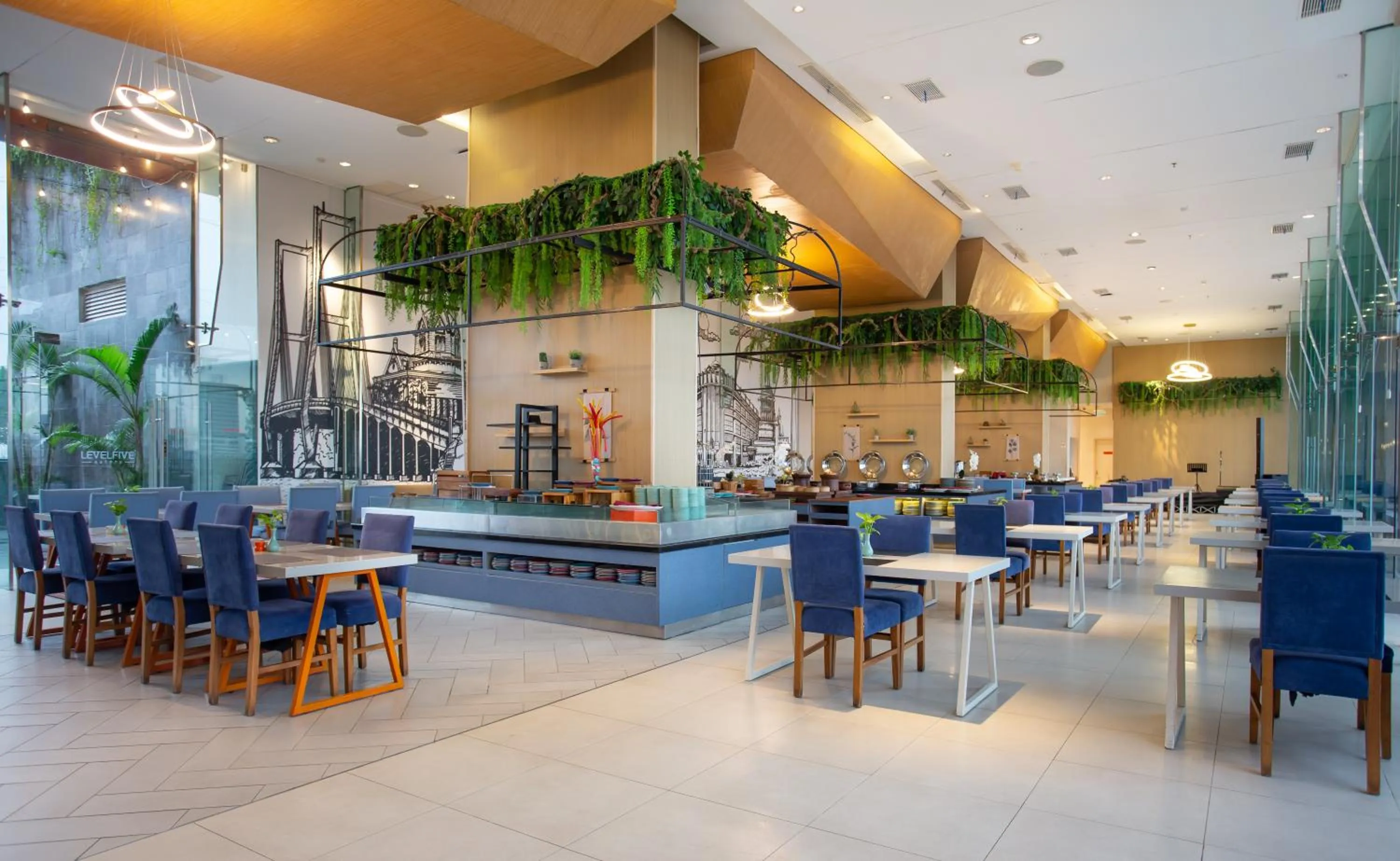 Restaurant/places to eat in HARRIS Hotel & Conventions Gubeng