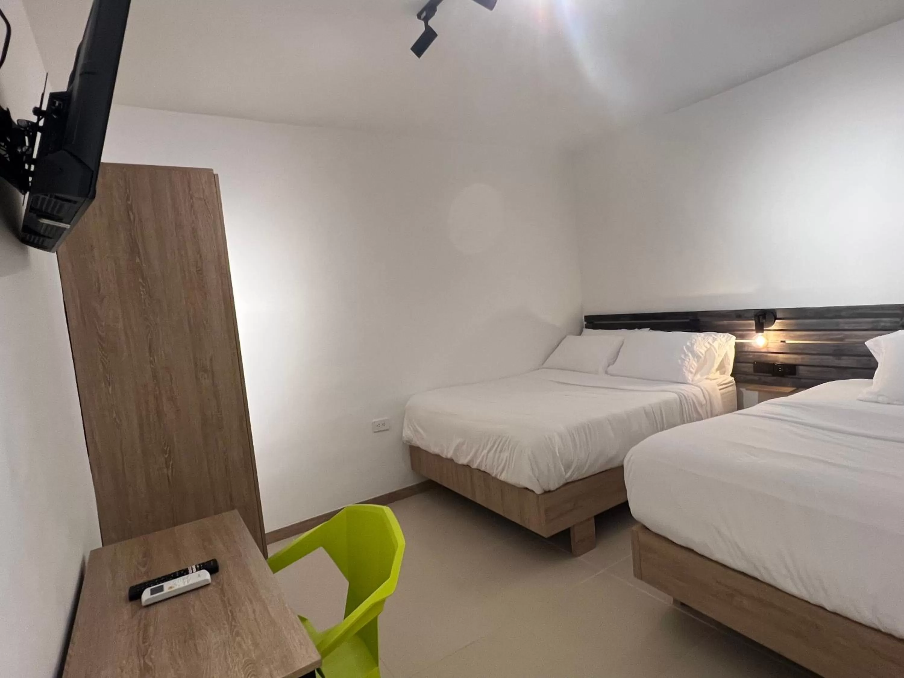 Photo of the whole room, Bed in HOTEL 9.5 SAN FERNANDO