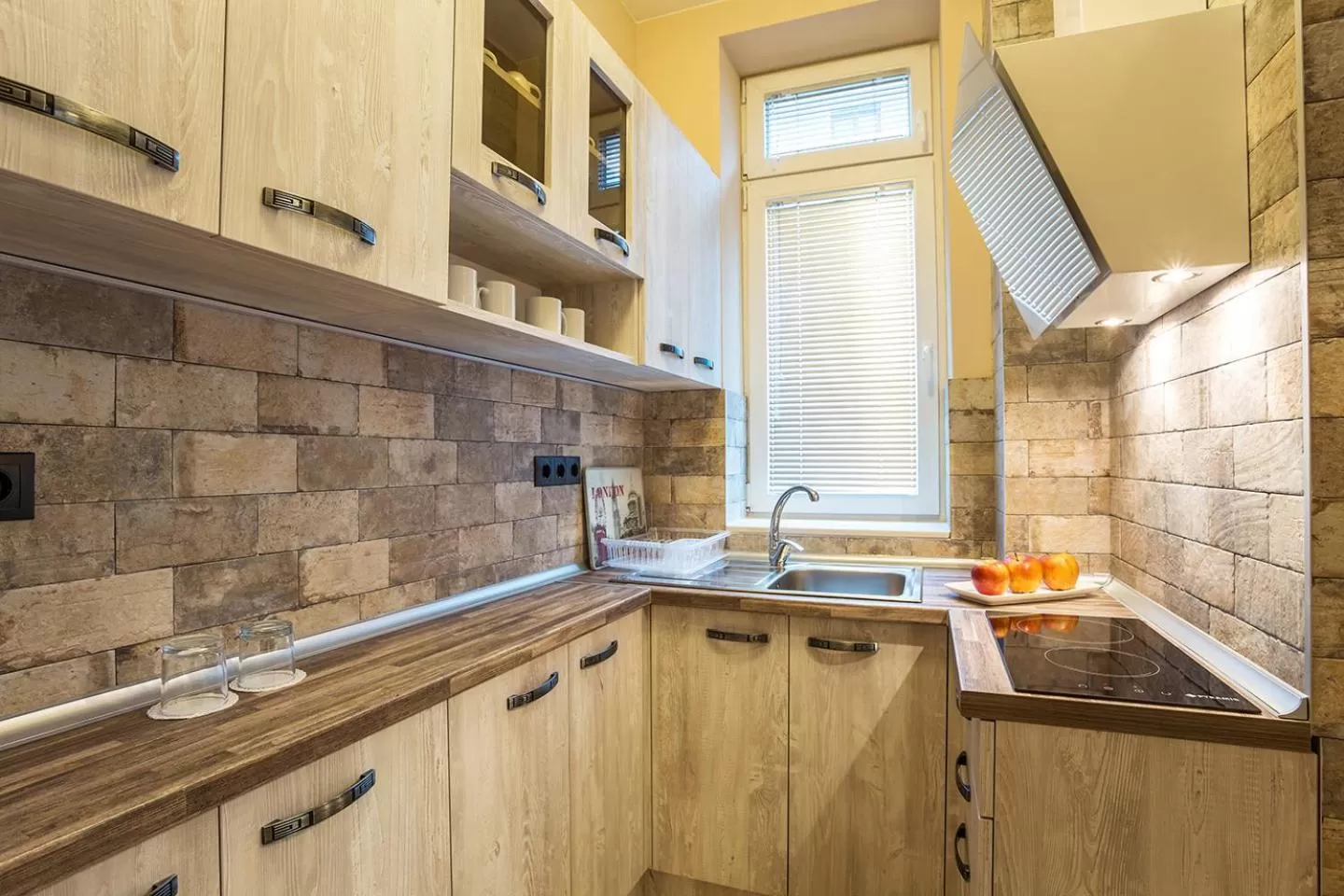 Kitchen or kitchenette in Sofia Place Hotel by HMG