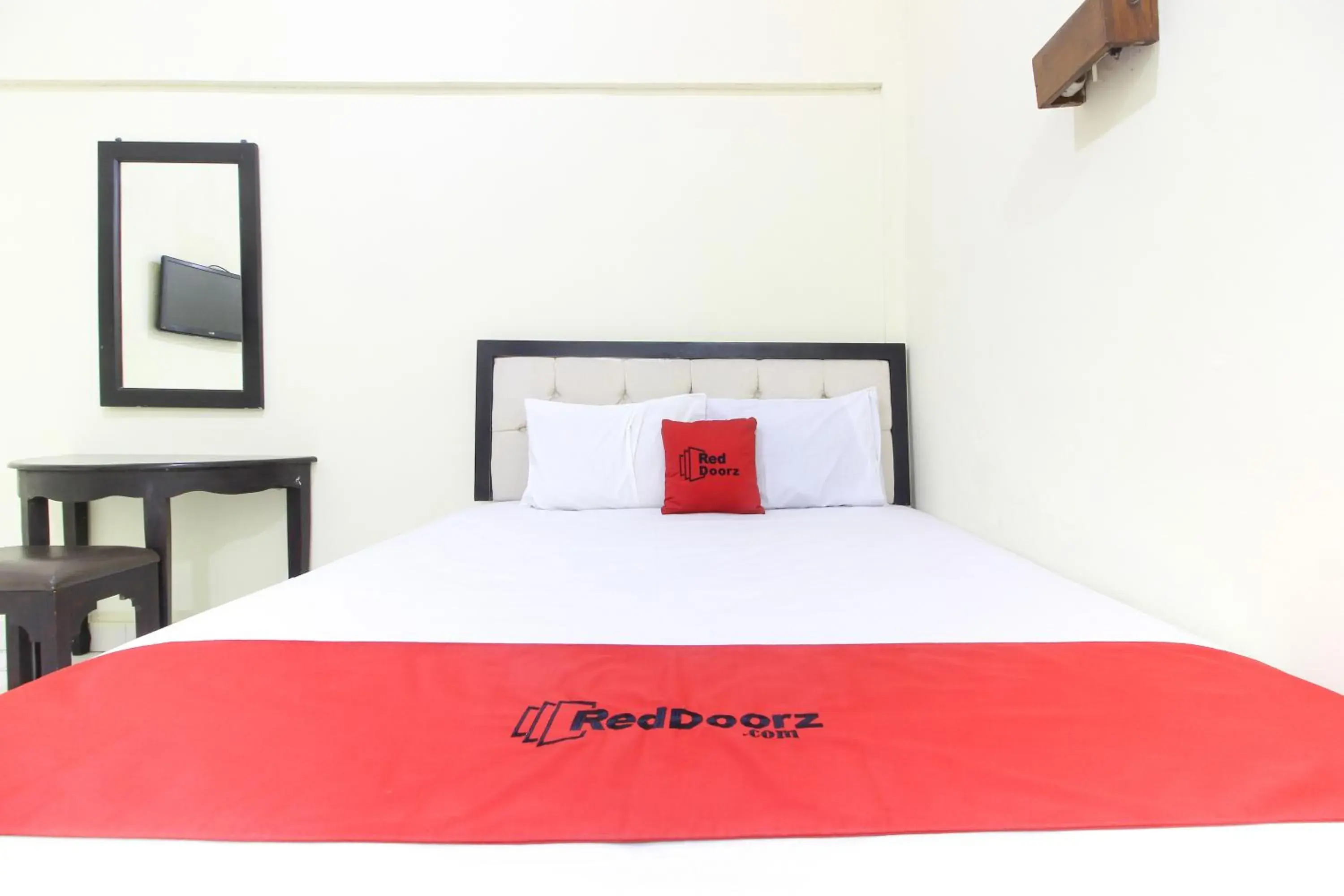 Deluxe Double Room in RedDoorz near Kranggan Tugu Jogja Deluxe Double Room in RedDoorz near Kranggan Tugu Jogja