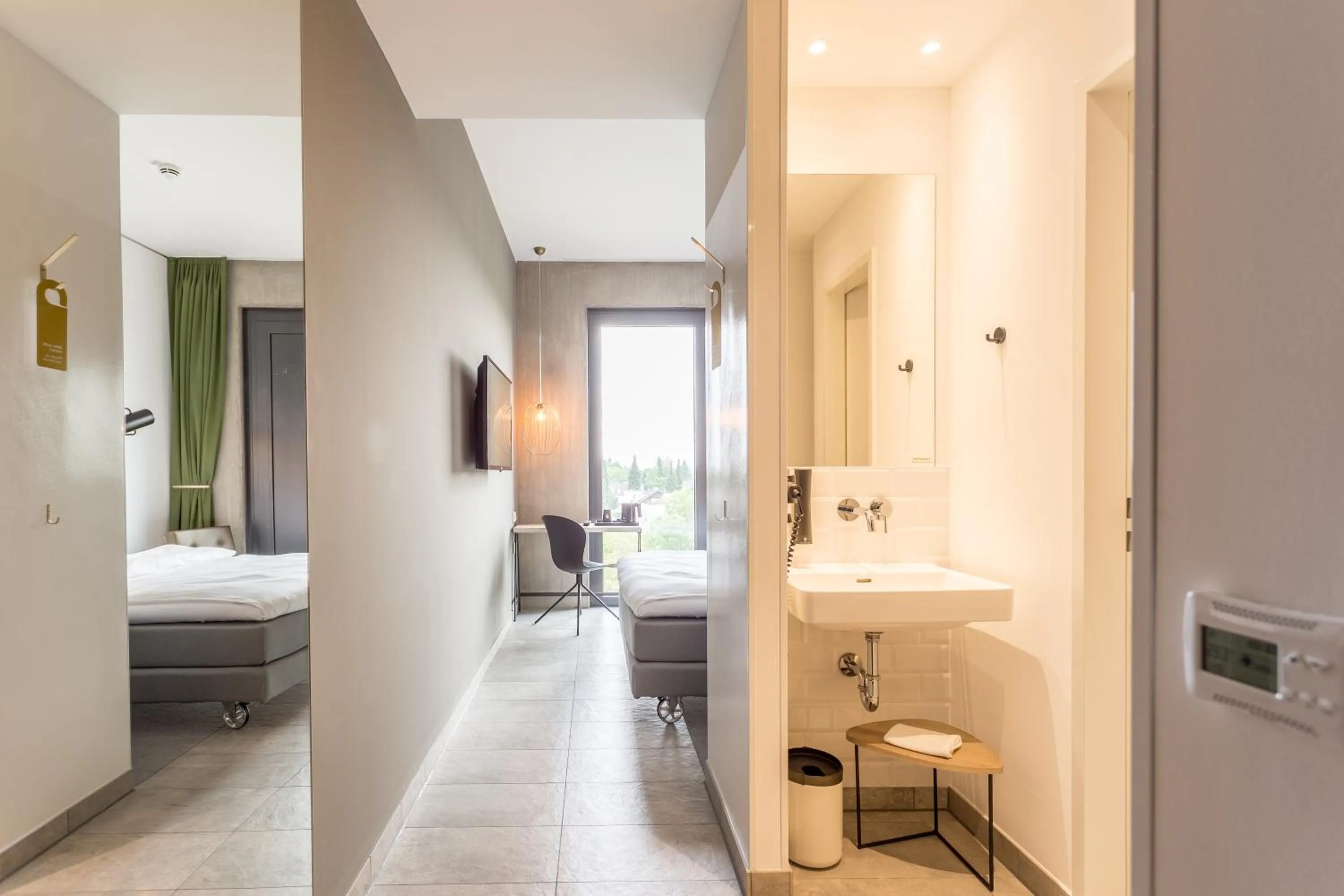 Photo of the whole room, Bed in gambino hotel CINCINNATI