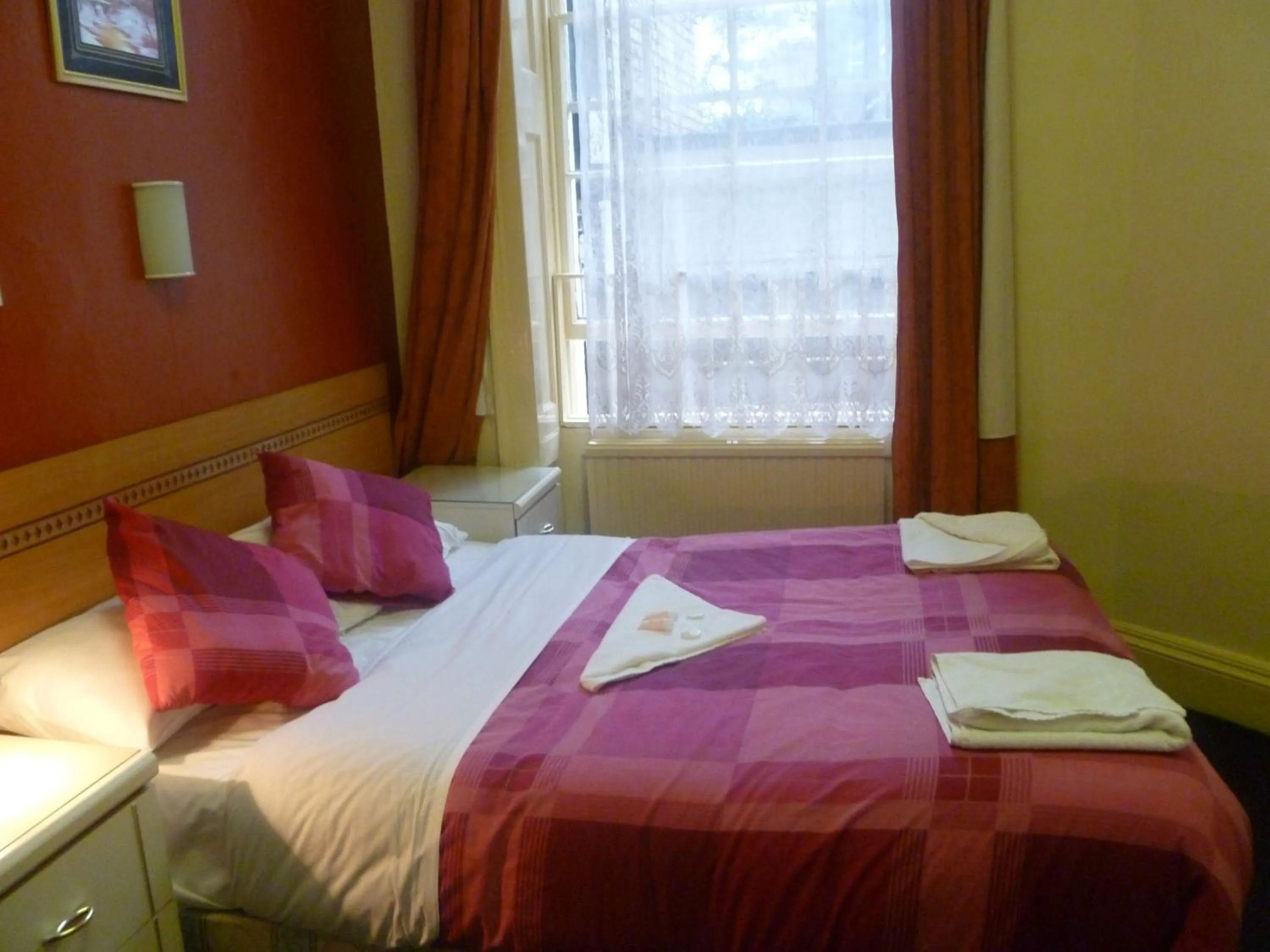 Bed in Guilford House Hotel