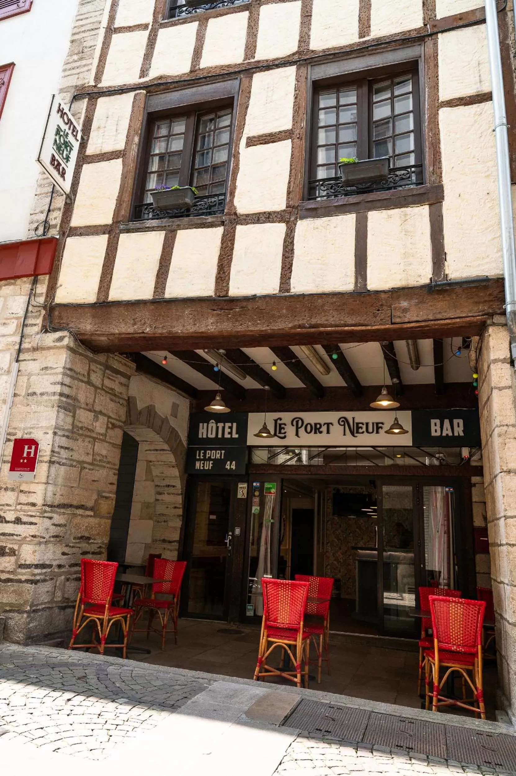 Property building in Hotel Le Port Neuf