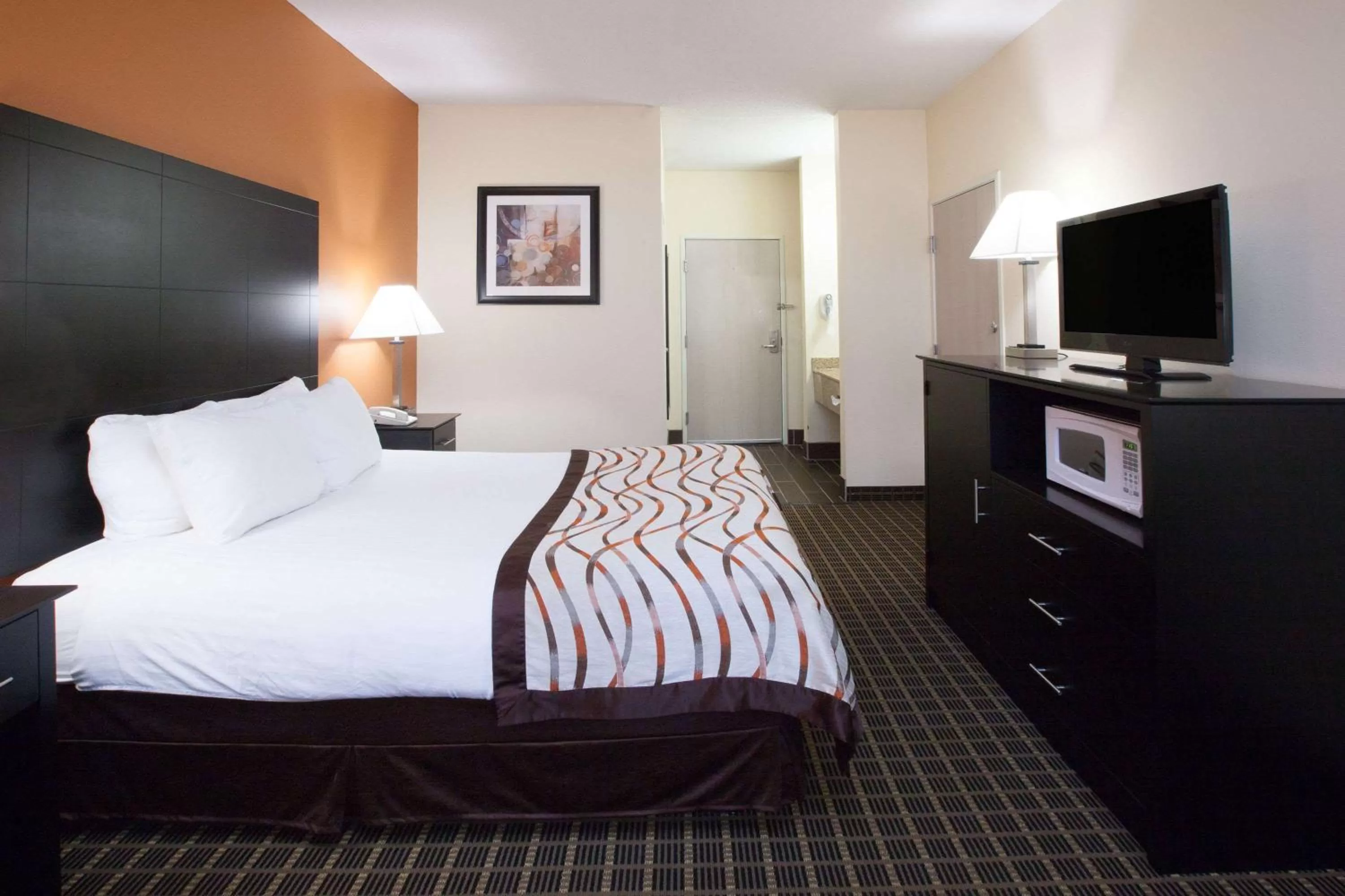 Photo of the whole room, Bed in Baymont by Wyndham South Haven