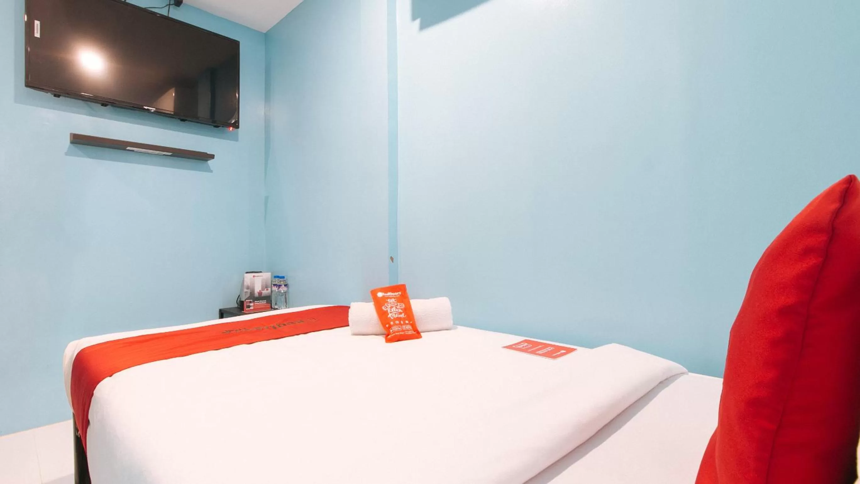 Bedroom, Bed in RedDoorz at Hotel Rosemarie