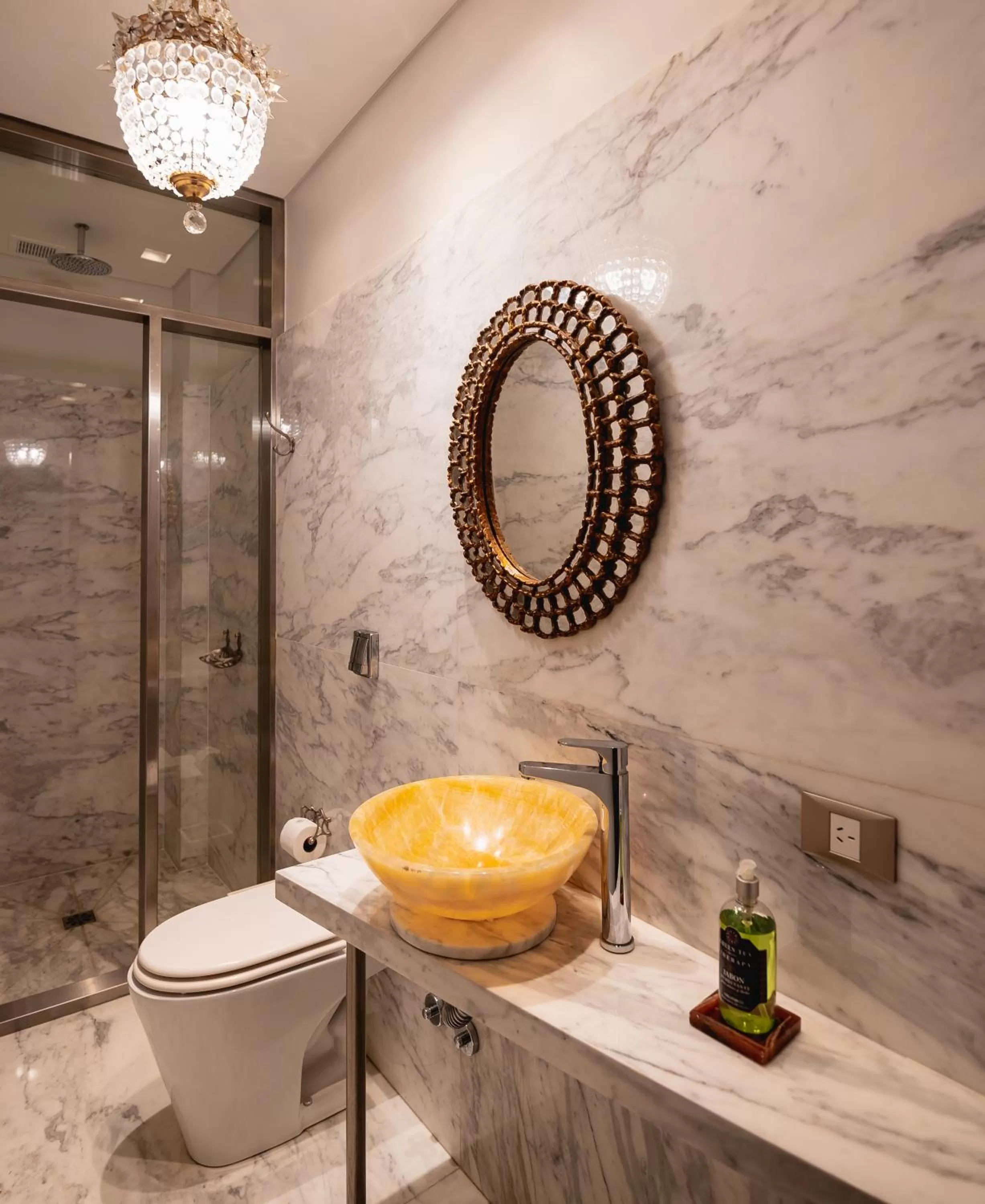 Toilet in Hub Porteño