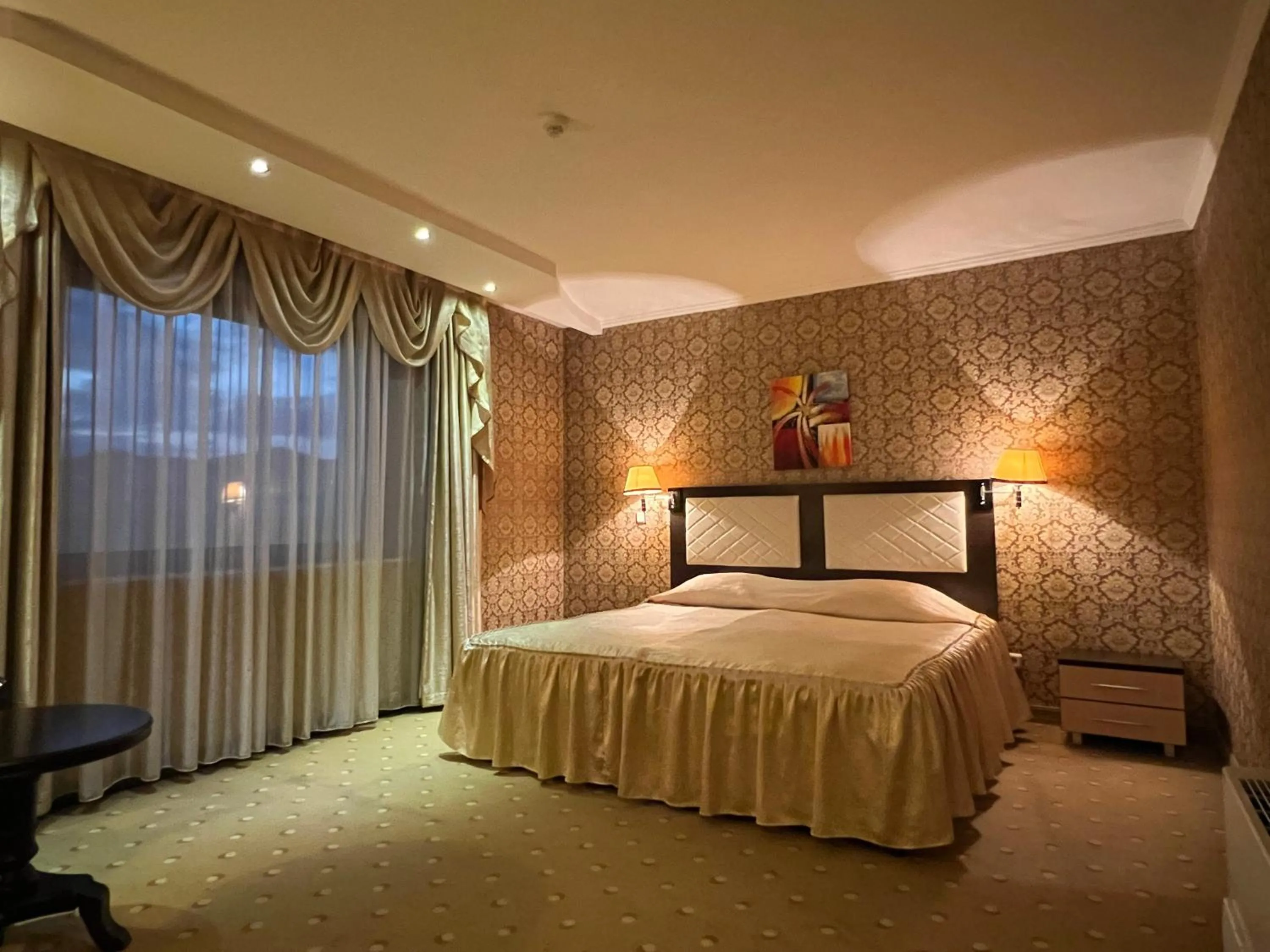 Bed in Merian Palace Hotel