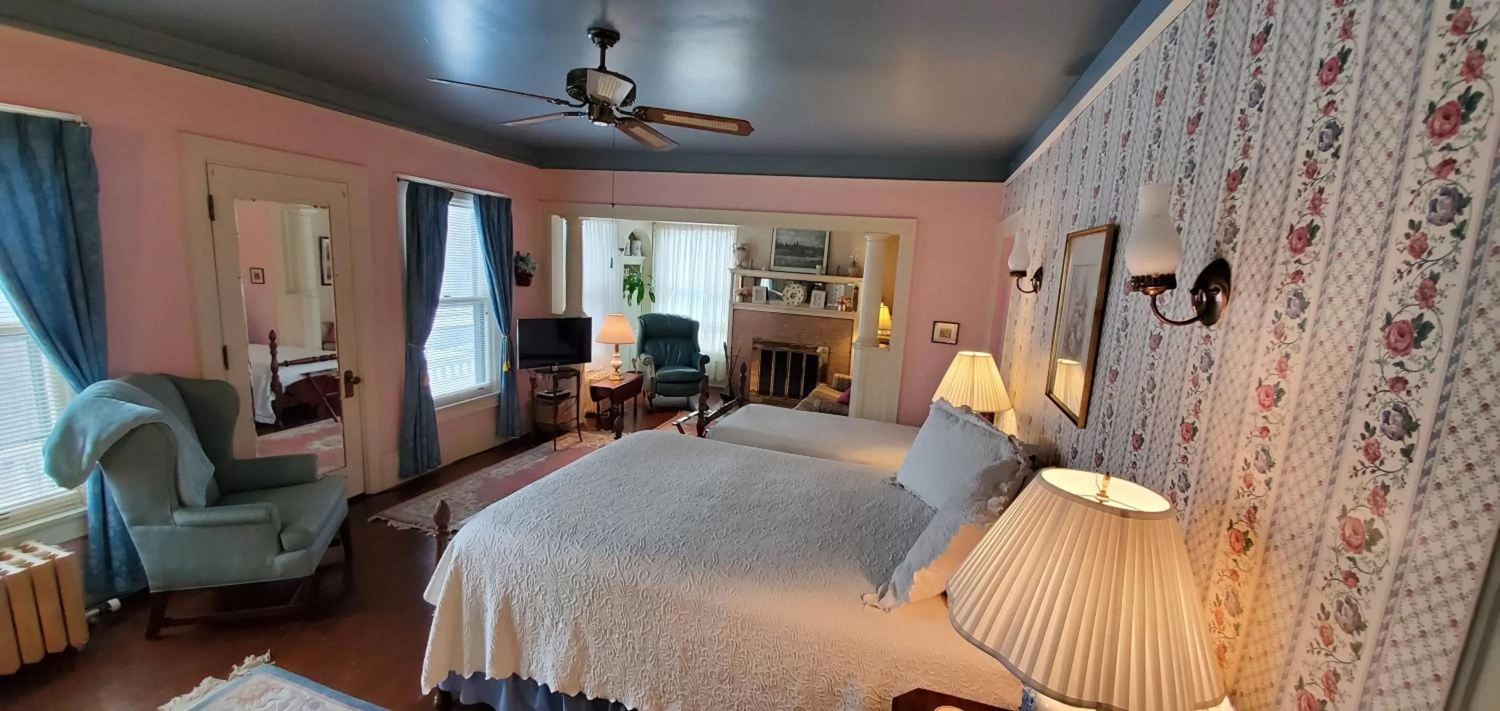 Photo of the whole room, Bed in Saravilla Bed & Breakfast