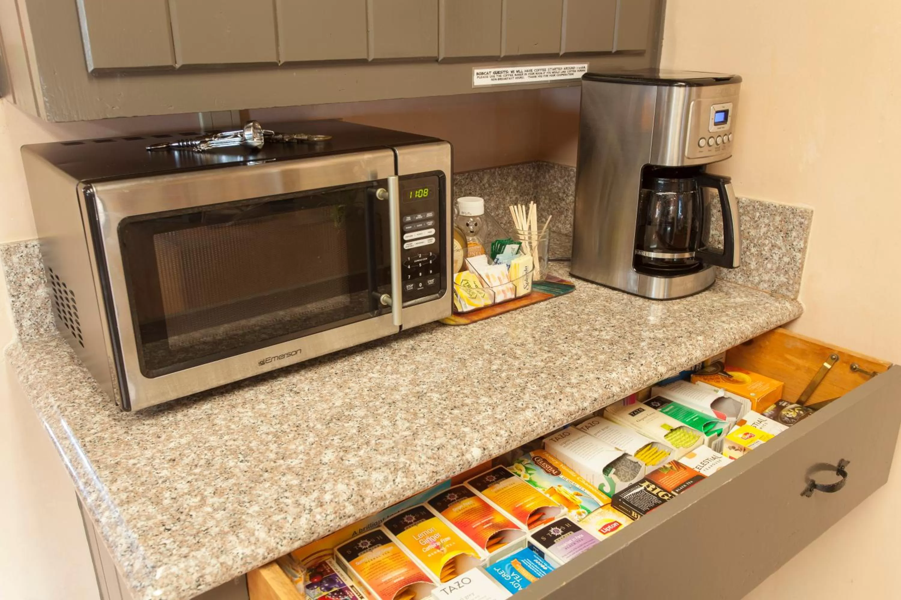 Coffee/tea facilities in Bobcat Inn