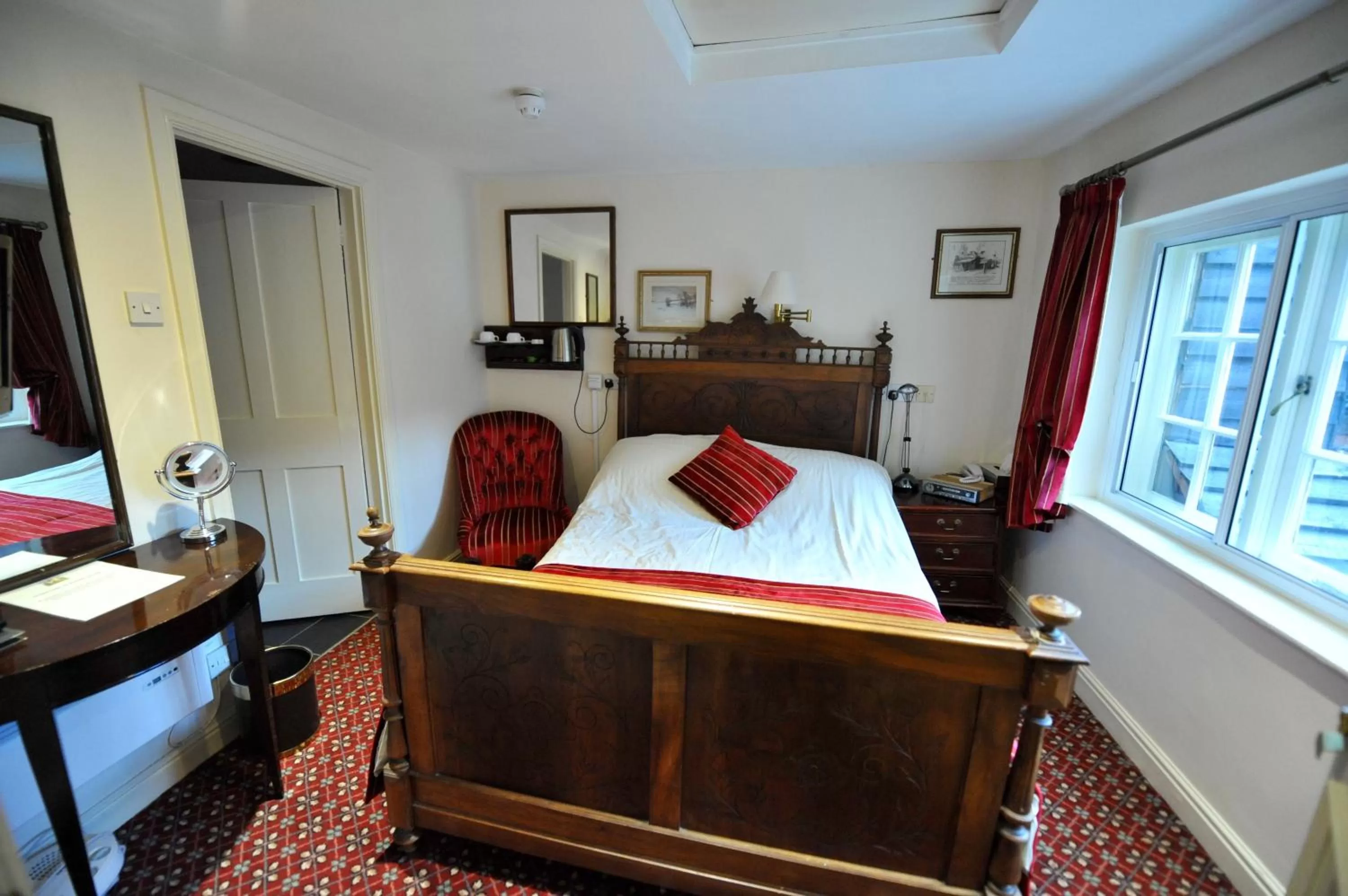 Photo of the whole room, Bed in The Greyhound Coaching Inn