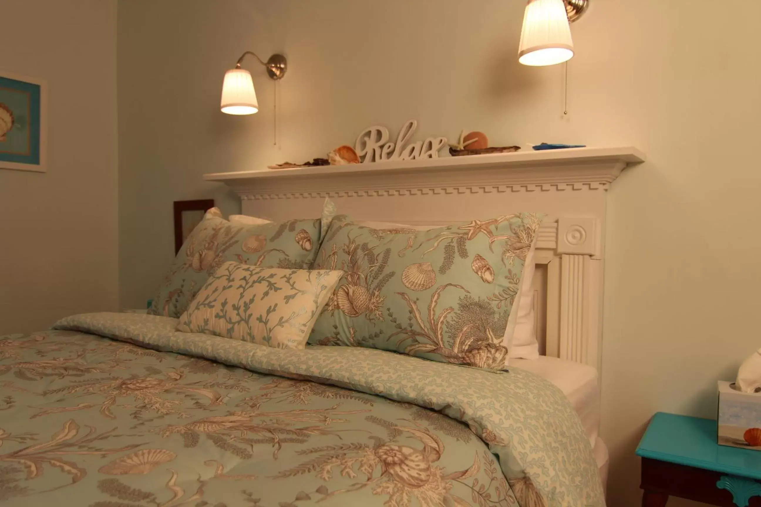 Queen Room - New Zealand Room in Kendall Tavern Inn Bed and Breakfast Queen Room - New Zealand Room in Kendall Tavern Inn Bed and Breakfast