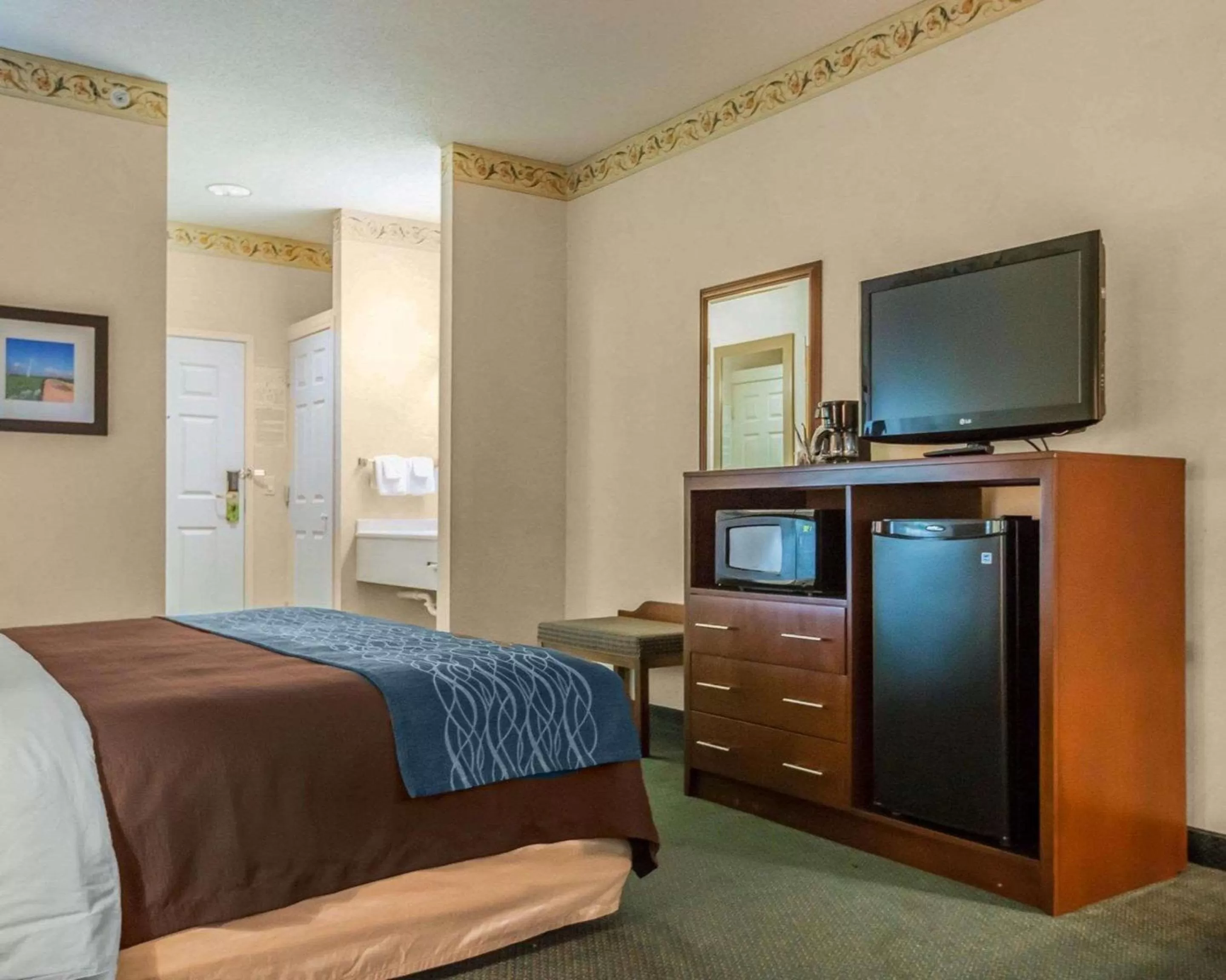 Photo of the whole room, Bed in Quality Inn & Suites Dixon near I-88