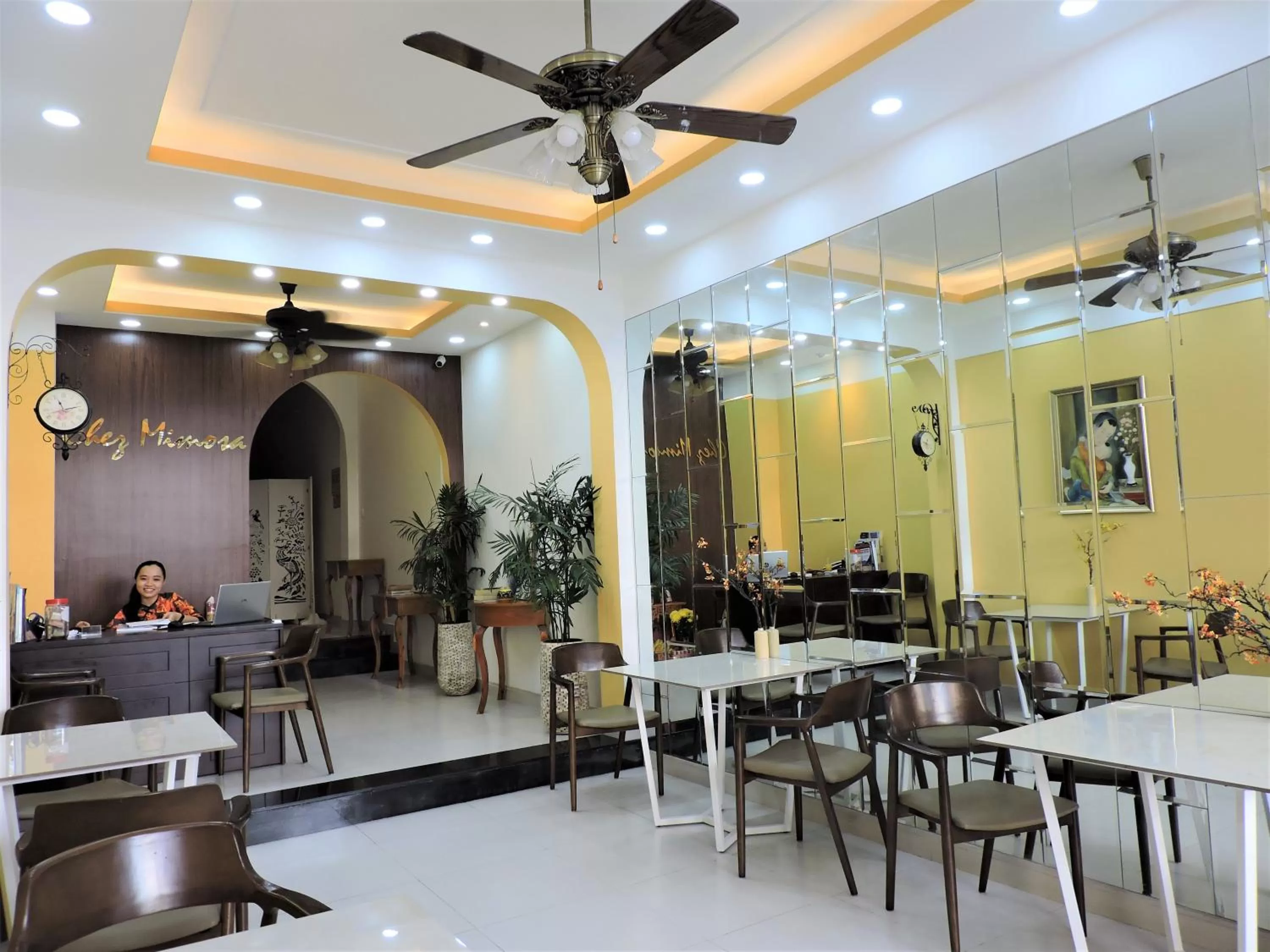 Restaurant/places to eat in Chez Mimosa Local