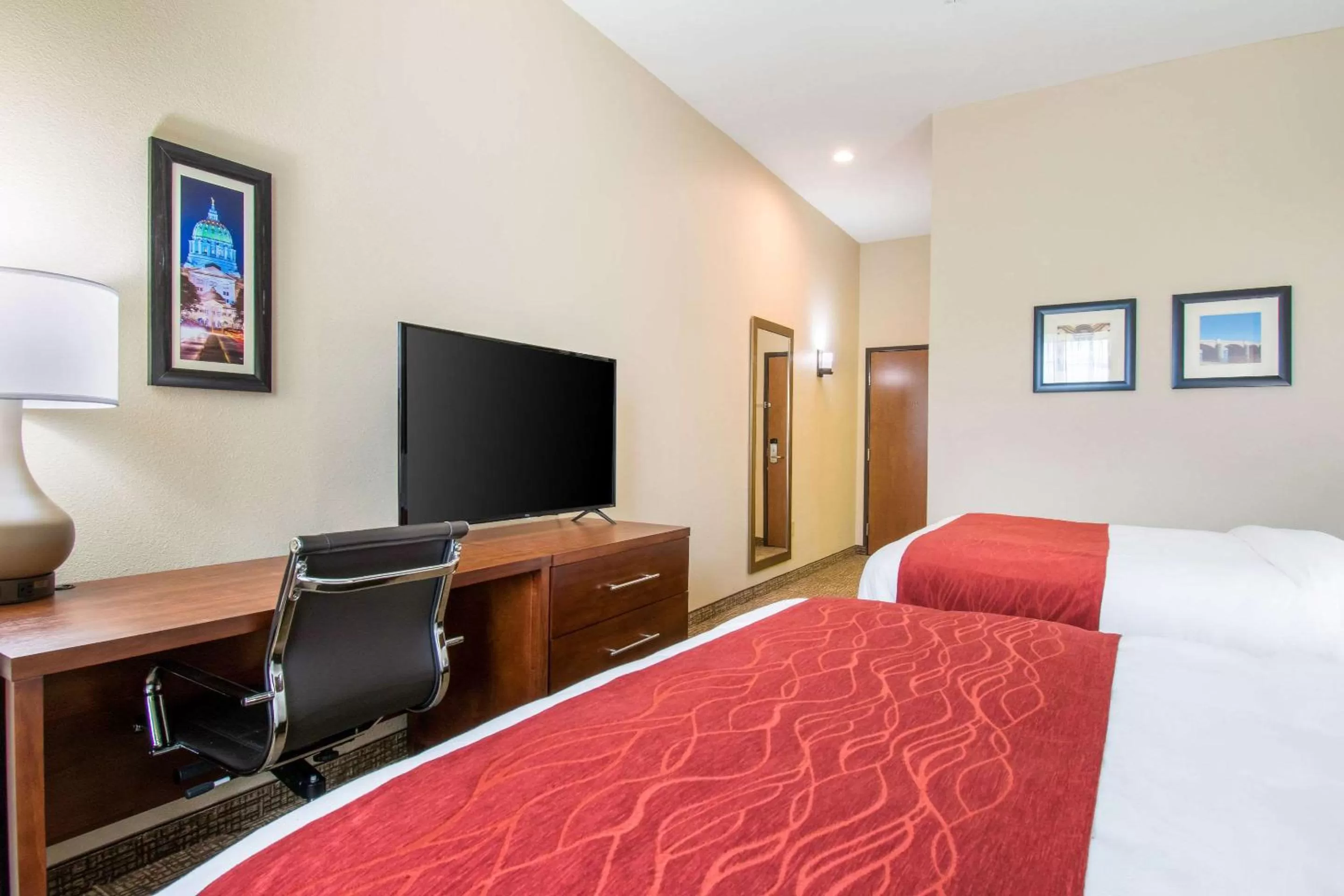 Photo of the whole room, Bed in Comfort Inn & Suites Harrisburg - Hershey West