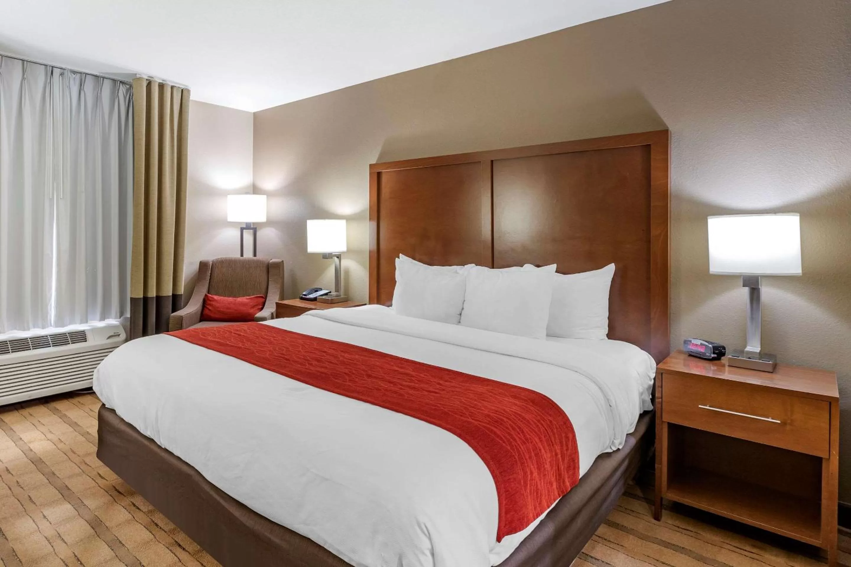 Photo of the whole room, Bed in Comfort Inn & Suites Cedar Rapids North - Collins Road