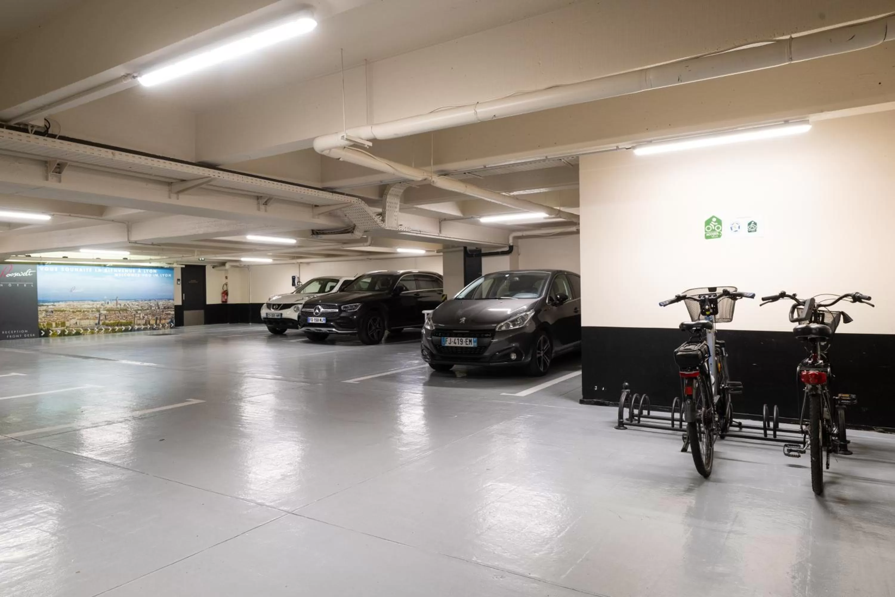 Parking in Hôtel Le Roosevelt Lyon