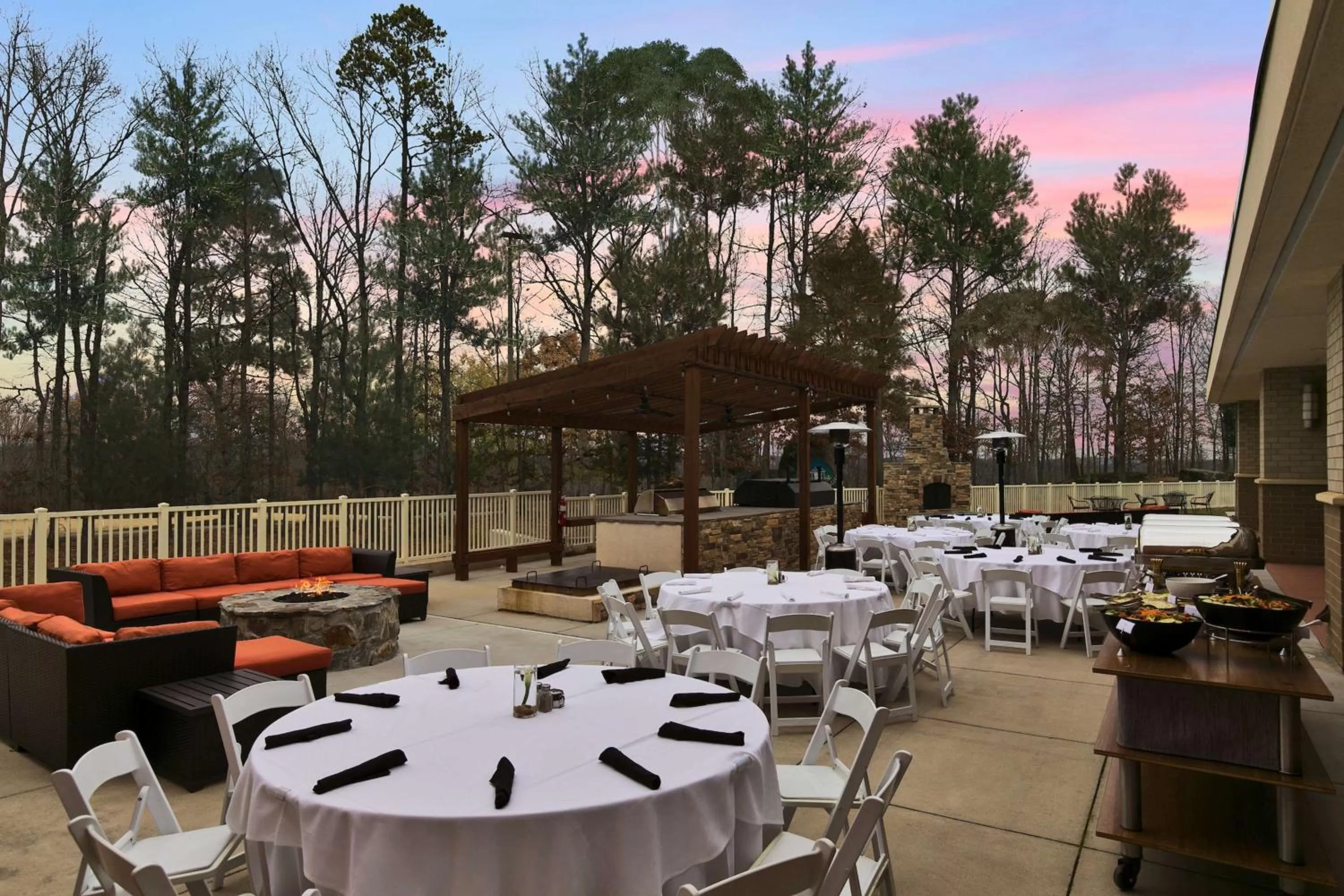 Dining area in Embassy Suites by Hilton Charlotte Concord Golf Resort & Spa