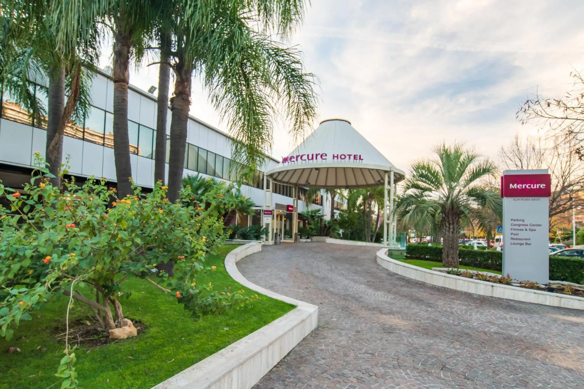 Facade/entrance in Mercure Roma West