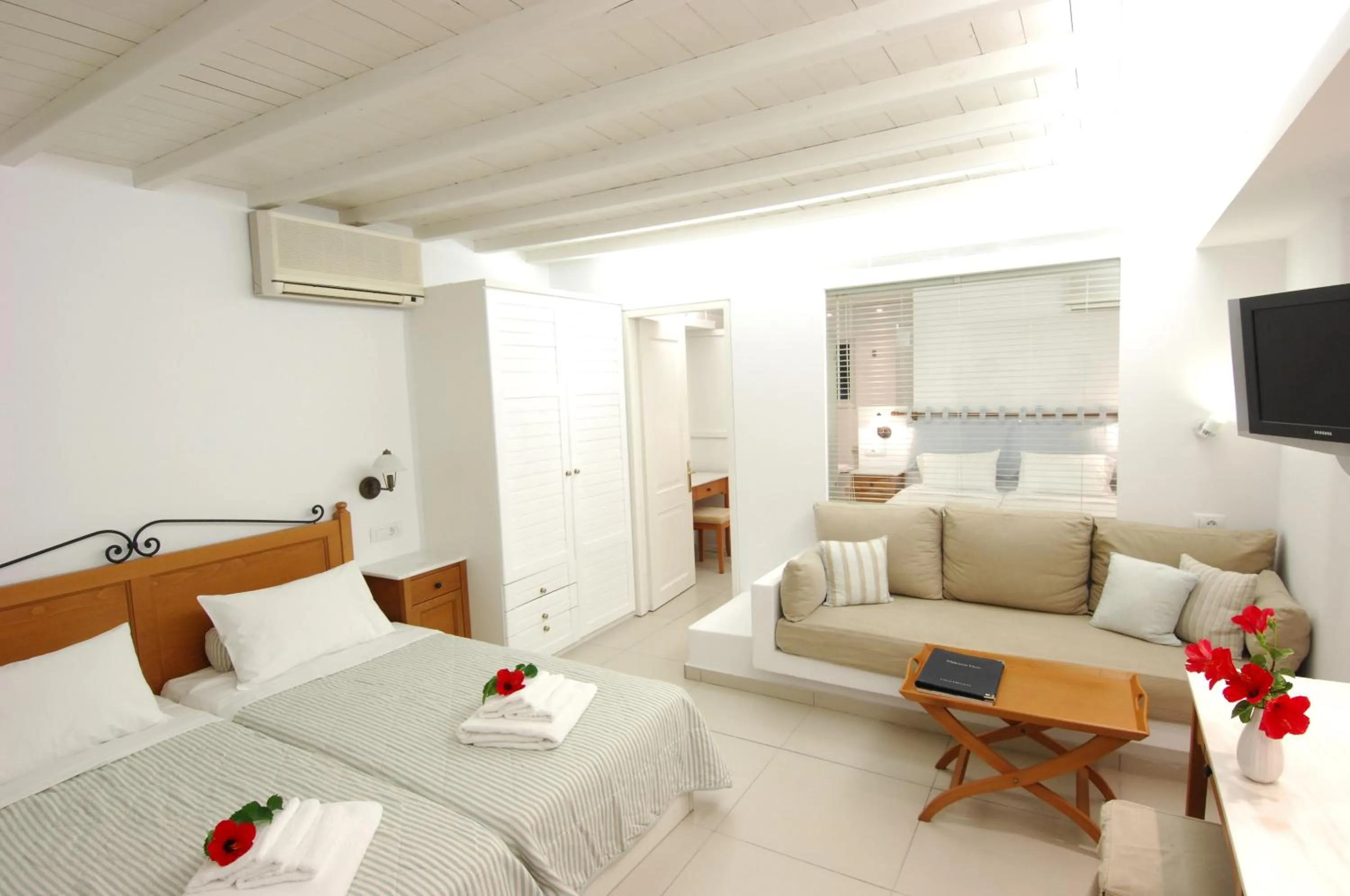 Photo of the whole room, Bed in Mykonos View Hotel
