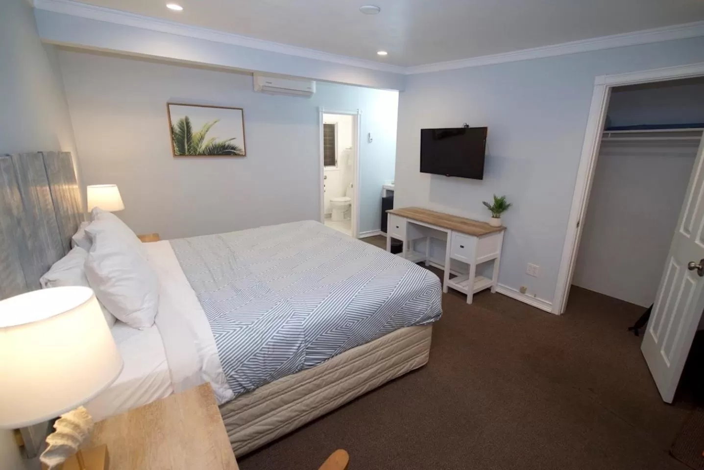 Bed in Ocean Lodge Santa Monica Beach Hotel